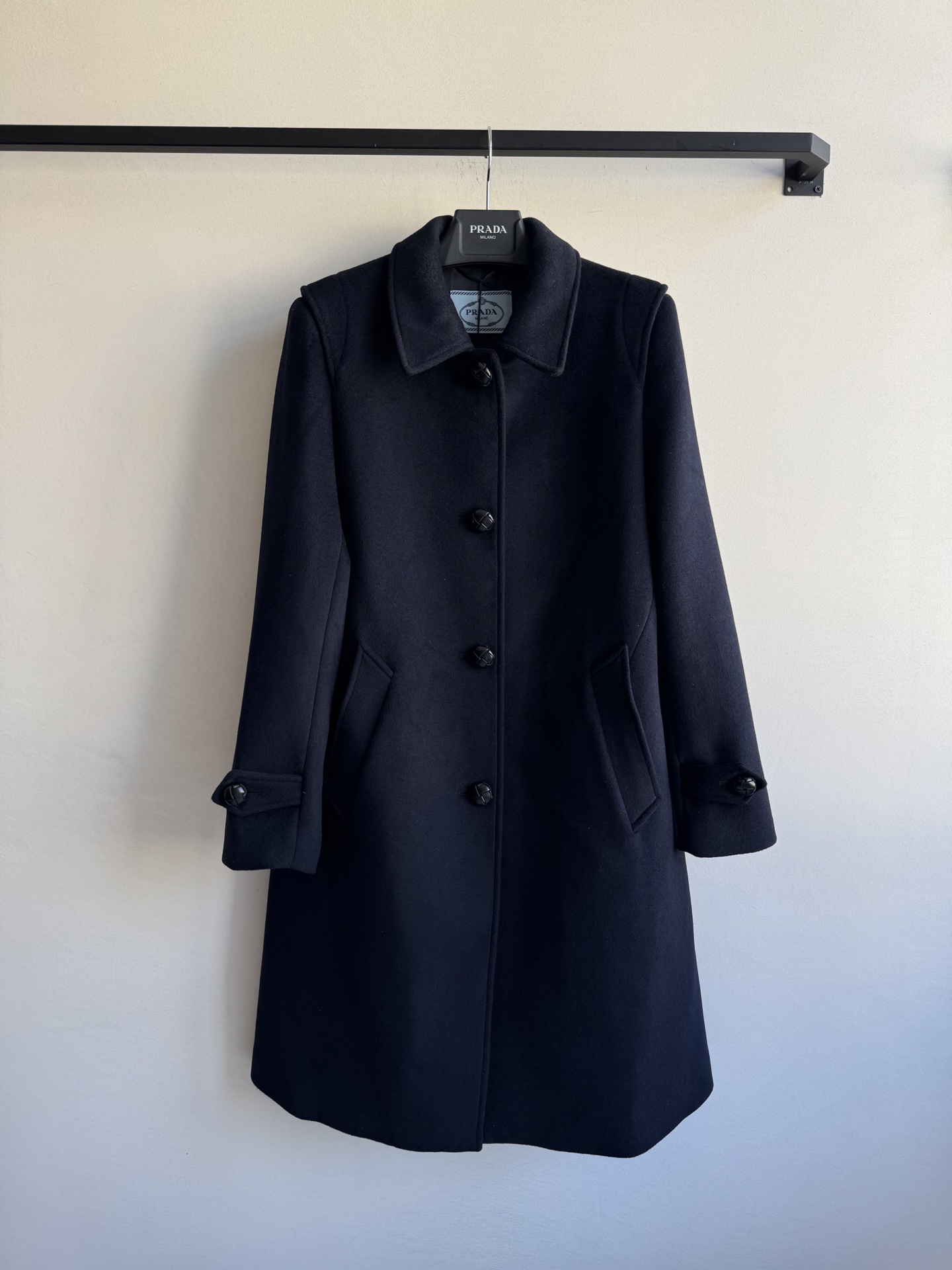 Prad*🆕新款，羊毛呢大衣，中长款版型设计，对小个子也很友好哦😍藏蓝色太好看啦百搭不挑穿搭，搭配牛皮扣
