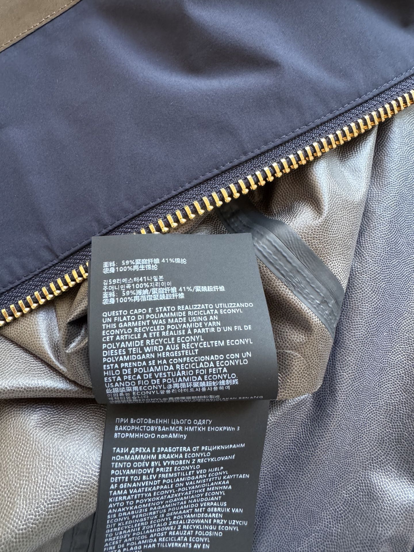 Prad*🆕2025SS早秋新款 撞色连帽冲锋外套 这款外套的配色设计超有巧思，棕色与深蓝色的拼接，就像