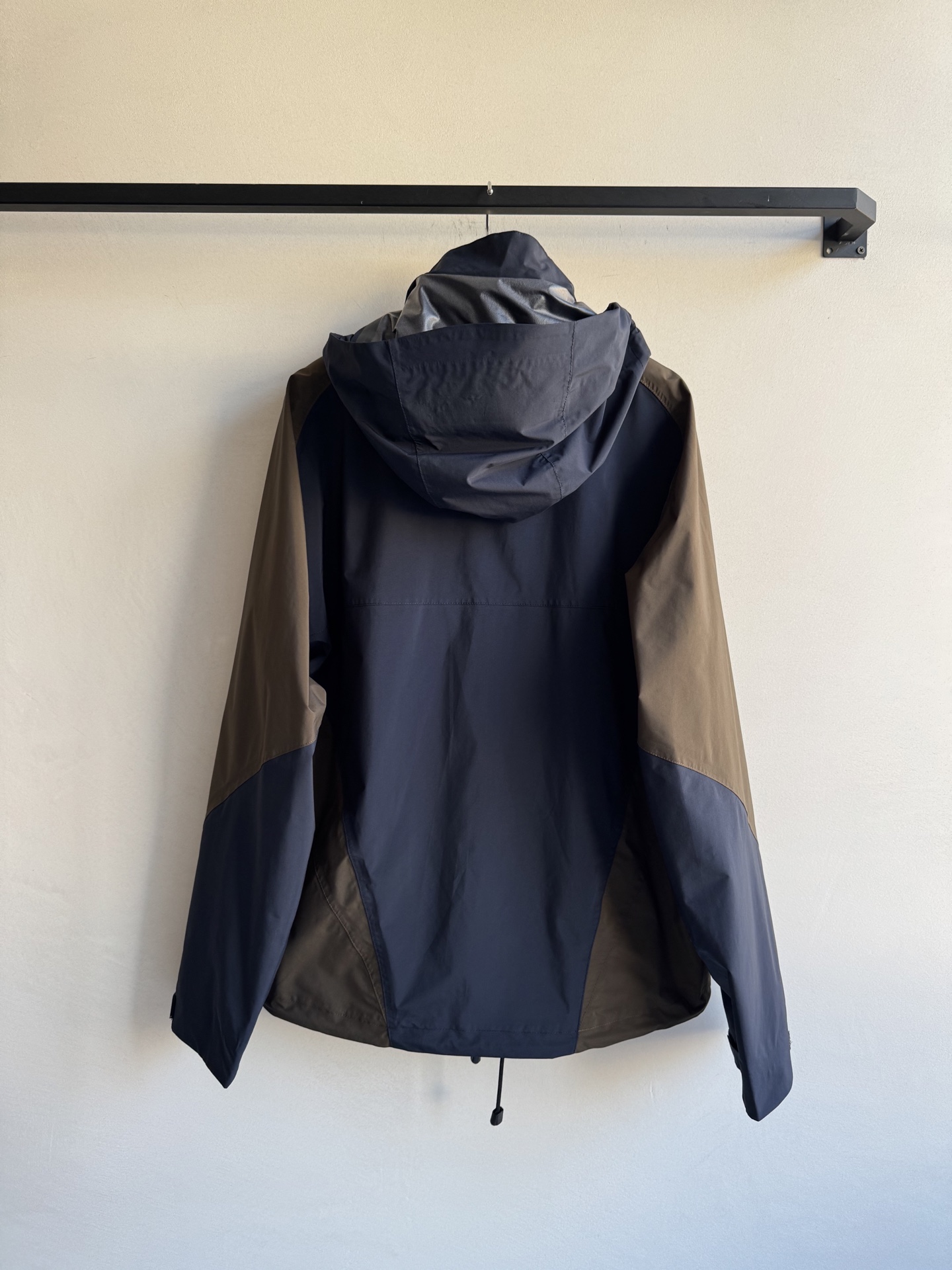 Prad*🆕2025SS早秋新款 撞色连帽冲锋外套 这款外套的配色设计超有巧思，棕色与深蓝色的拼接，就像