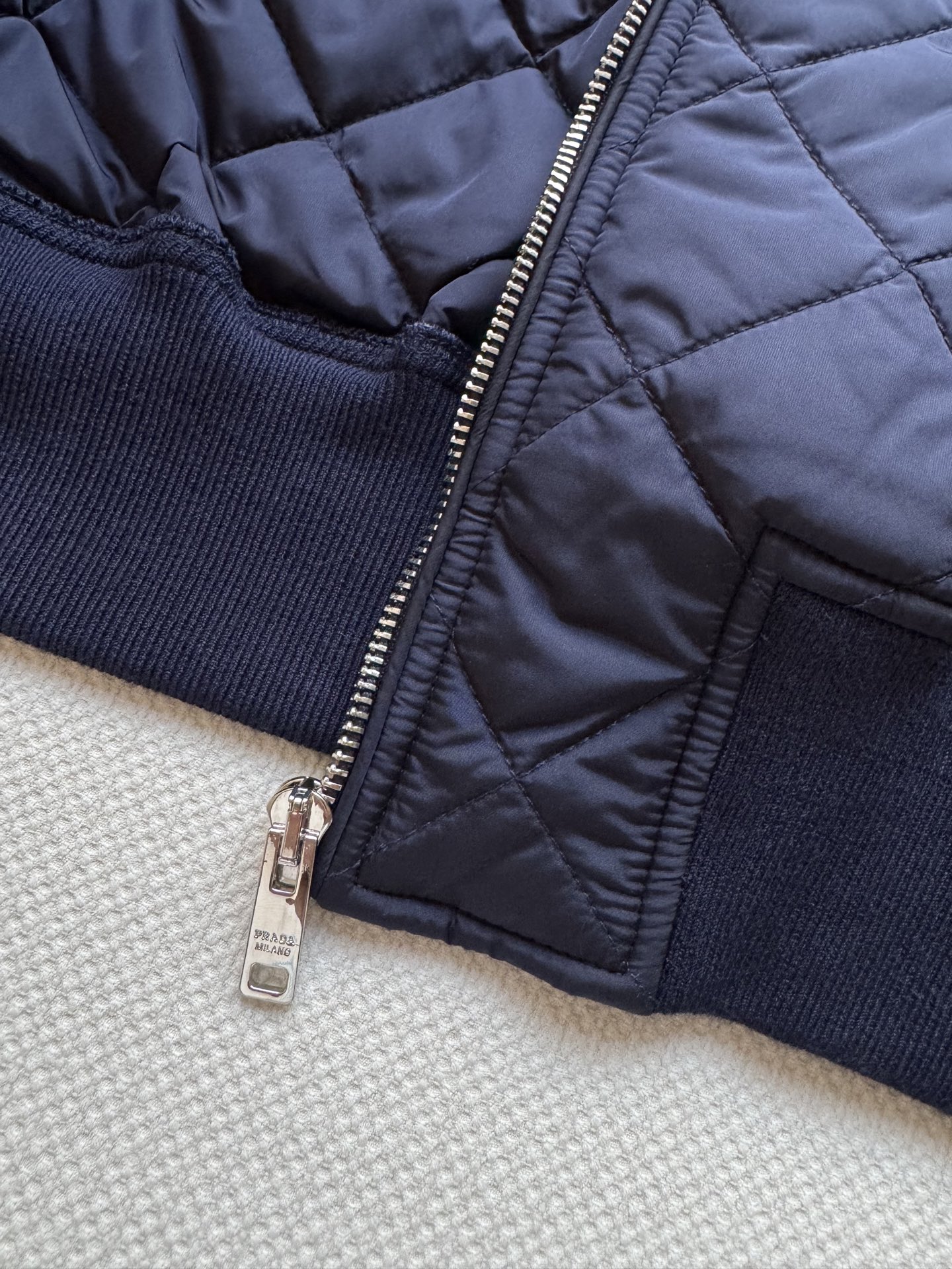 Prad*🆕新款，休闲棉服外套，又美又飒的运动风棉服短夹克，利落裁剪适合秋冬日常穿搭，手感细腻，藏蓝色色