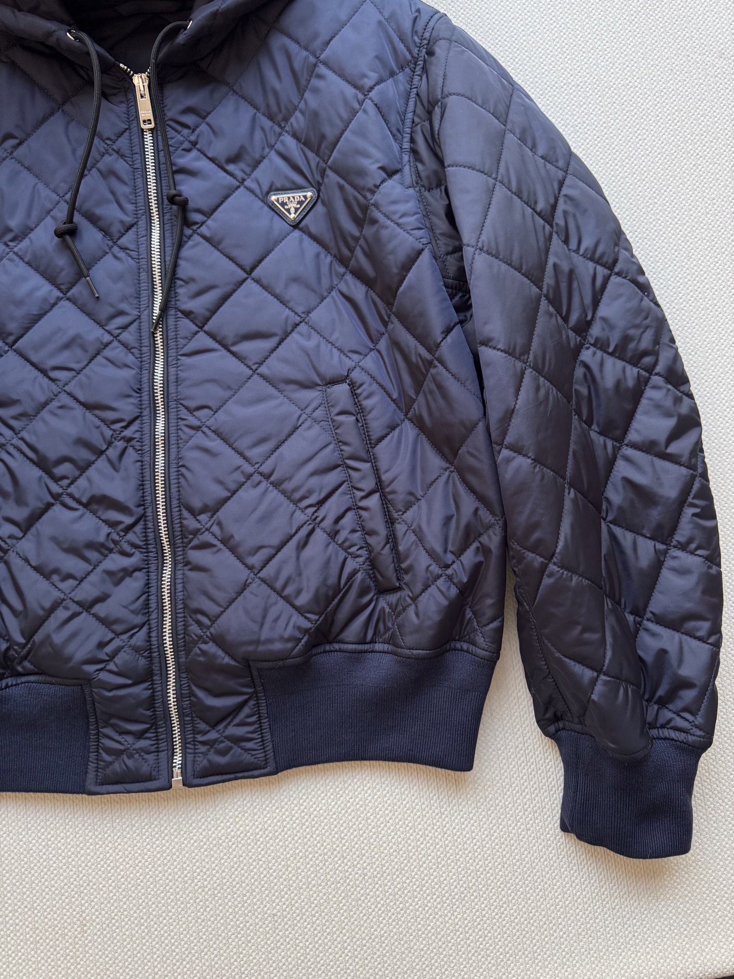 Prad*🆕新款，休闲棉服外套，又美又飒的运动风棉服短夹克，利落裁剪适合秋冬日常穿搭，手感细腻，藏蓝色色