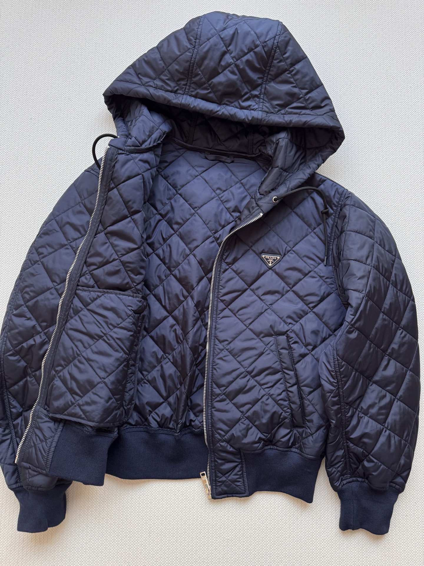 Prad*🆕新款，休闲棉服外套，又美又飒的运动风棉服短夹克，利落裁剪适合秋冬日常穿搭，手感细腻，藏蓝色色