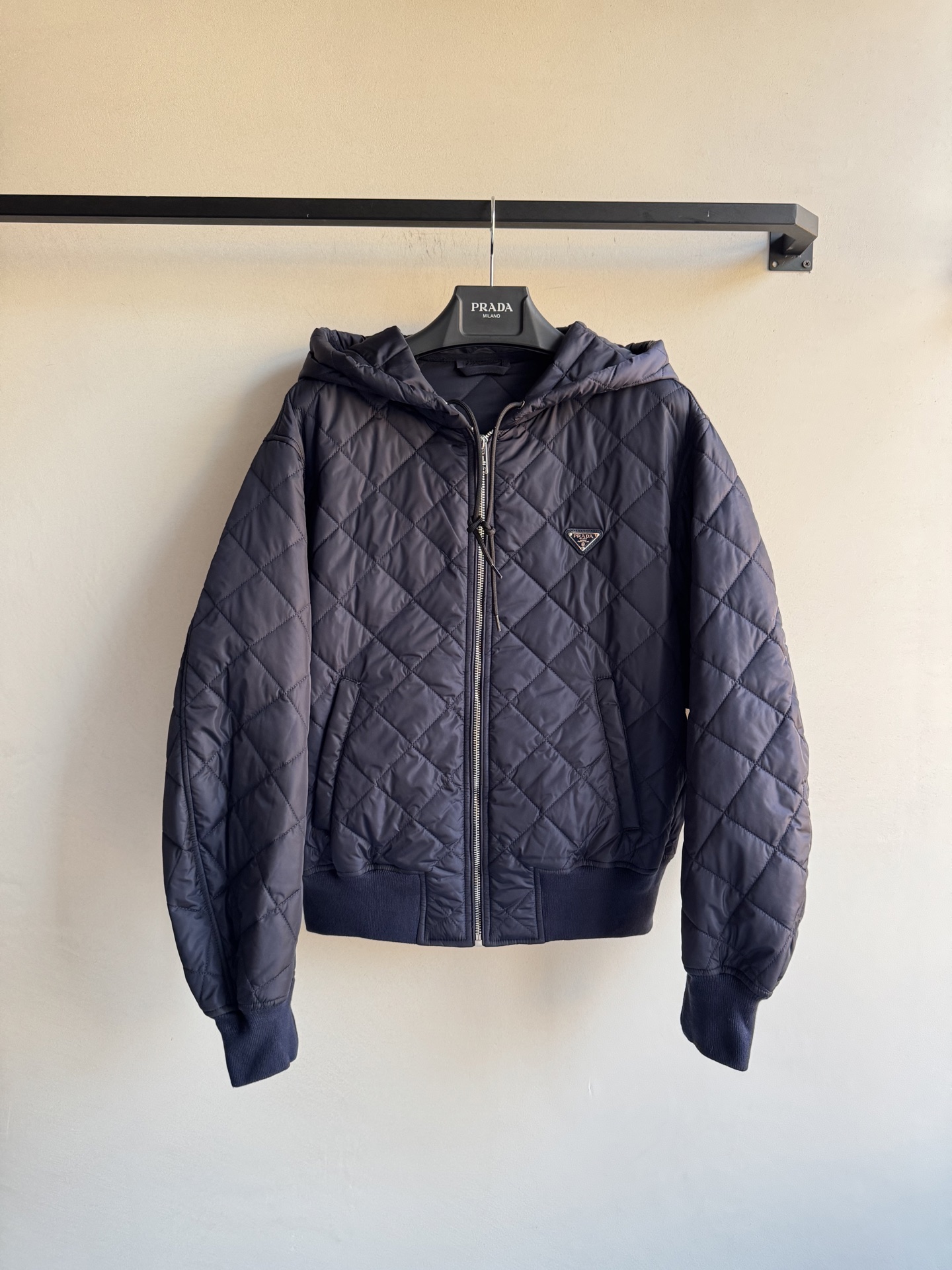 Prad*🆕新款，休闲棉服外套，又美又飒的运动风棉服短夹克，利落裁剪适合秋冬日常穿搭，手感细腻，藏蓝色色