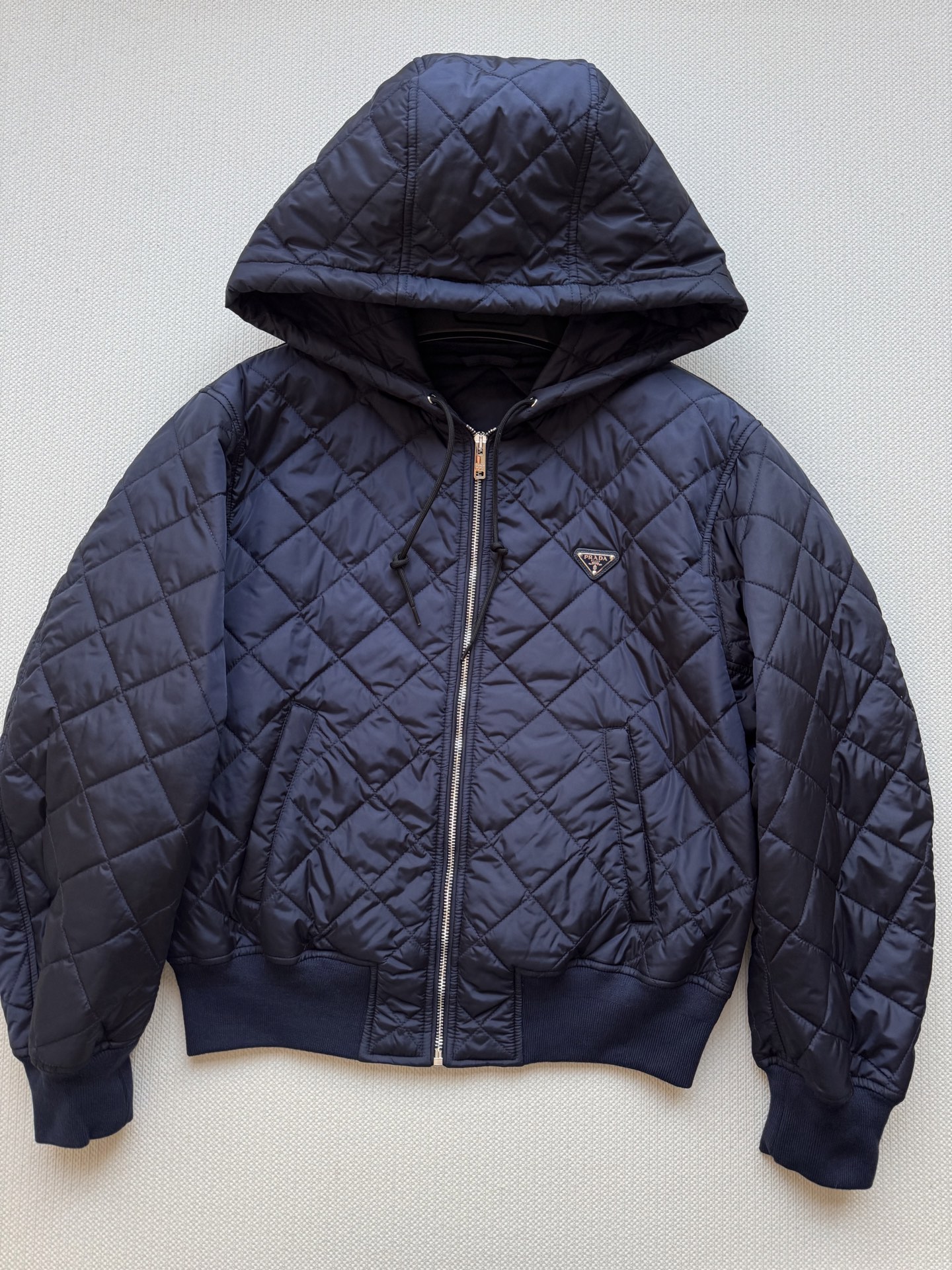 Prad*🆕新款，休闲棉服外套，又美又飒的运动风棉服短夹克，利落裁剪适合秋冬日常穿搭，手感细腻，藏蓝色色