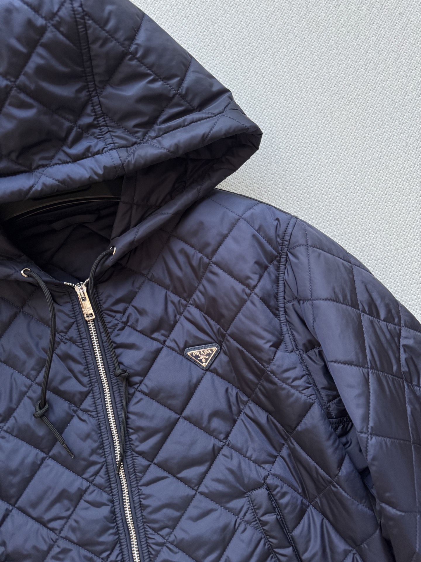 Prad*🆕新款，休闲棉服外套，又美又飒的运动风棉服短夹克，利落裁剪适合秋冬日常穿搭，手感细腻，藏蓝色色