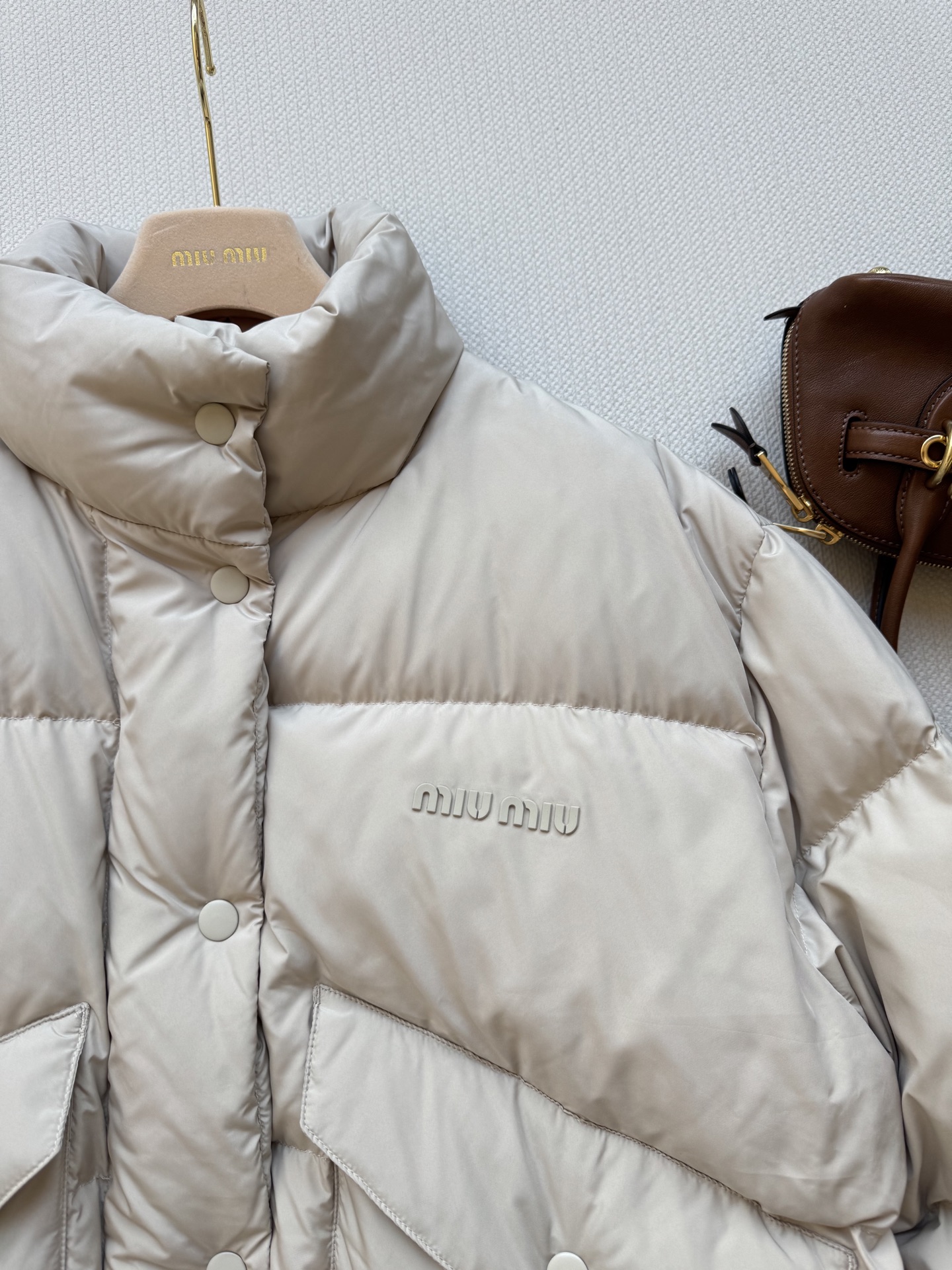 MiuMi*🆕25FW秋冬新款 小立领设计短款面包羽绒服外套丨原版开发！高版出品！本季最佳版型！面包服塑