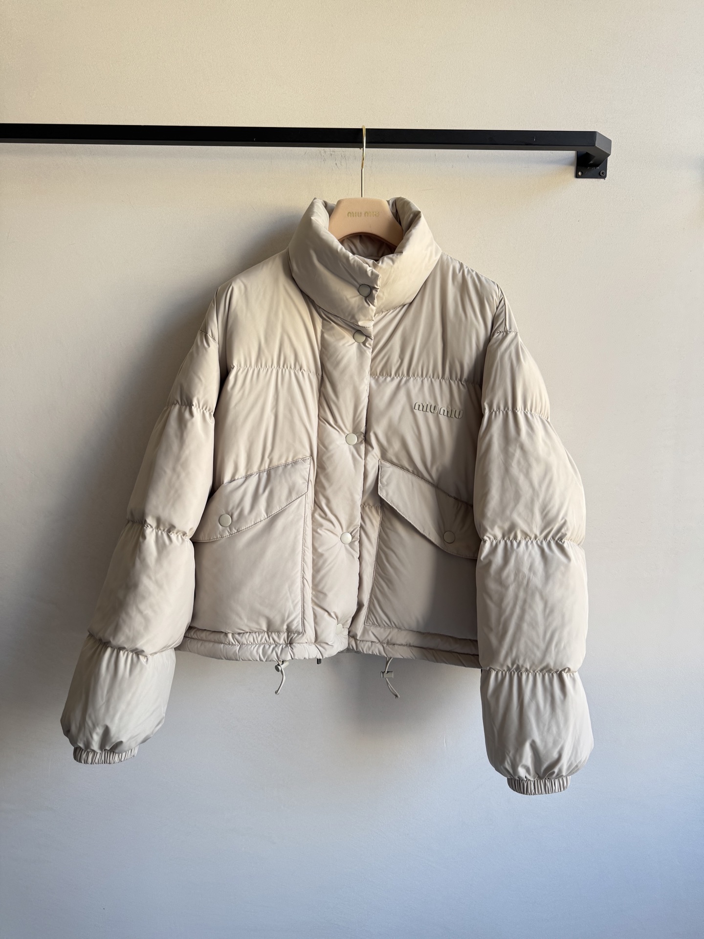 MiuMi*🆕25FW秋冬新款 小立领设计短款面包羽绒服外套丨原版开发！高版出品！本季最佳版型！面包服塑