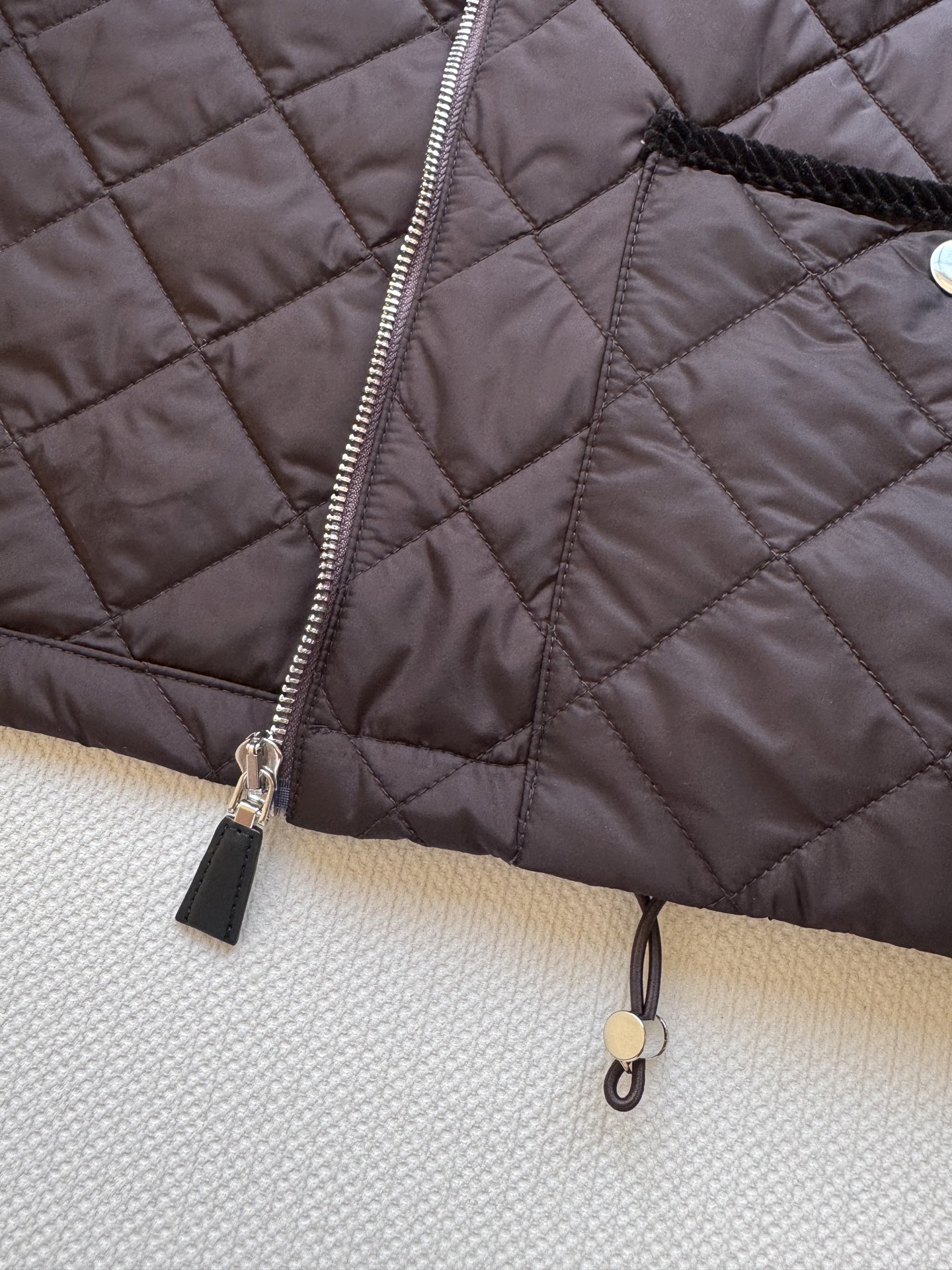 Prad*🆕新款，菱格棉服外套，经典的圆领菱格纹棉服，一眼浓郁的焦糖色 复古又吸睛👀领口和口袋处都做了巧