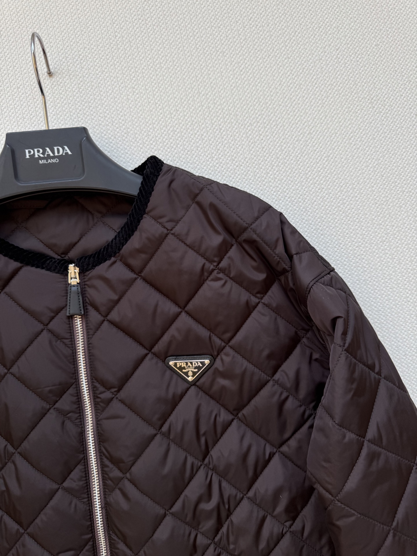 Prad*🆕新款，菱格棉服外套，经典的圆领菱格纹棉服，一眼浓郁的焦糖色 复古又吸睛👀领口和口袋处都做了巧