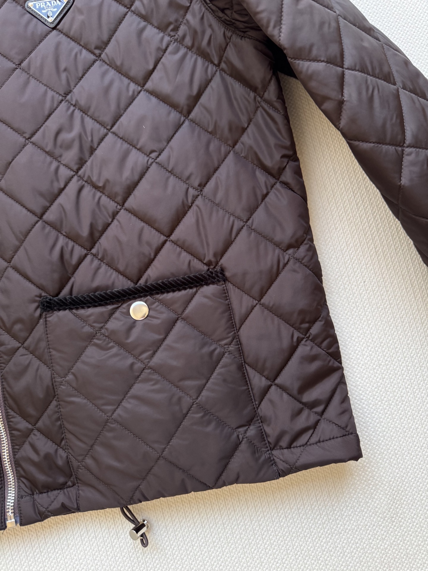 Prad*🆕新款，菱格棉服外套，经典的圆领菱格纹棉服，一眼浓郁的焦糖色 复古又吸睛👀领口和口袋处都做了巧