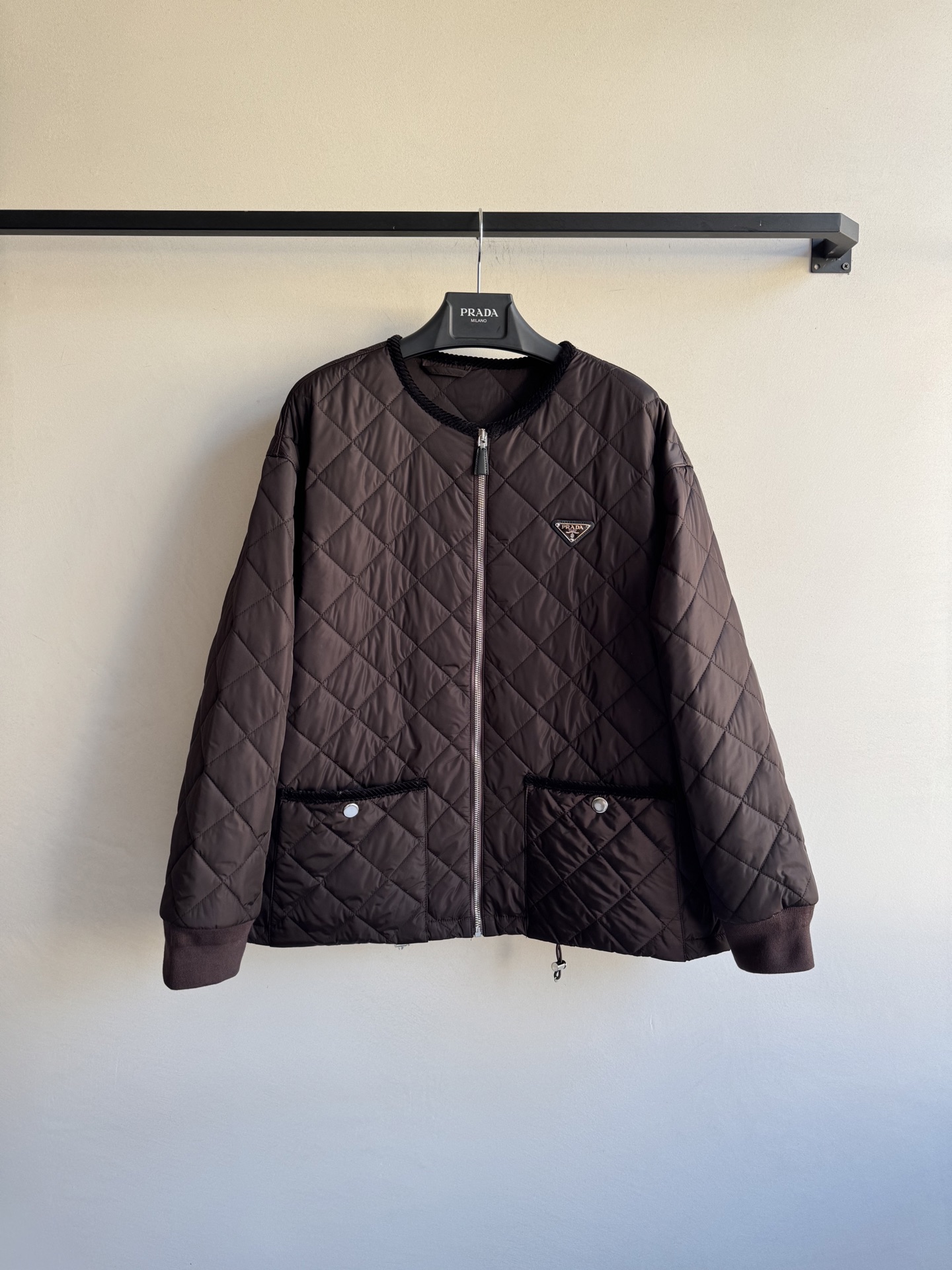 Prad*🆕新款，菱格棉服外套，经典的圆领菱格纹棉服，一眼浓郁的焦糖色 复古又吸睛👀领口和口袋处都做了巧