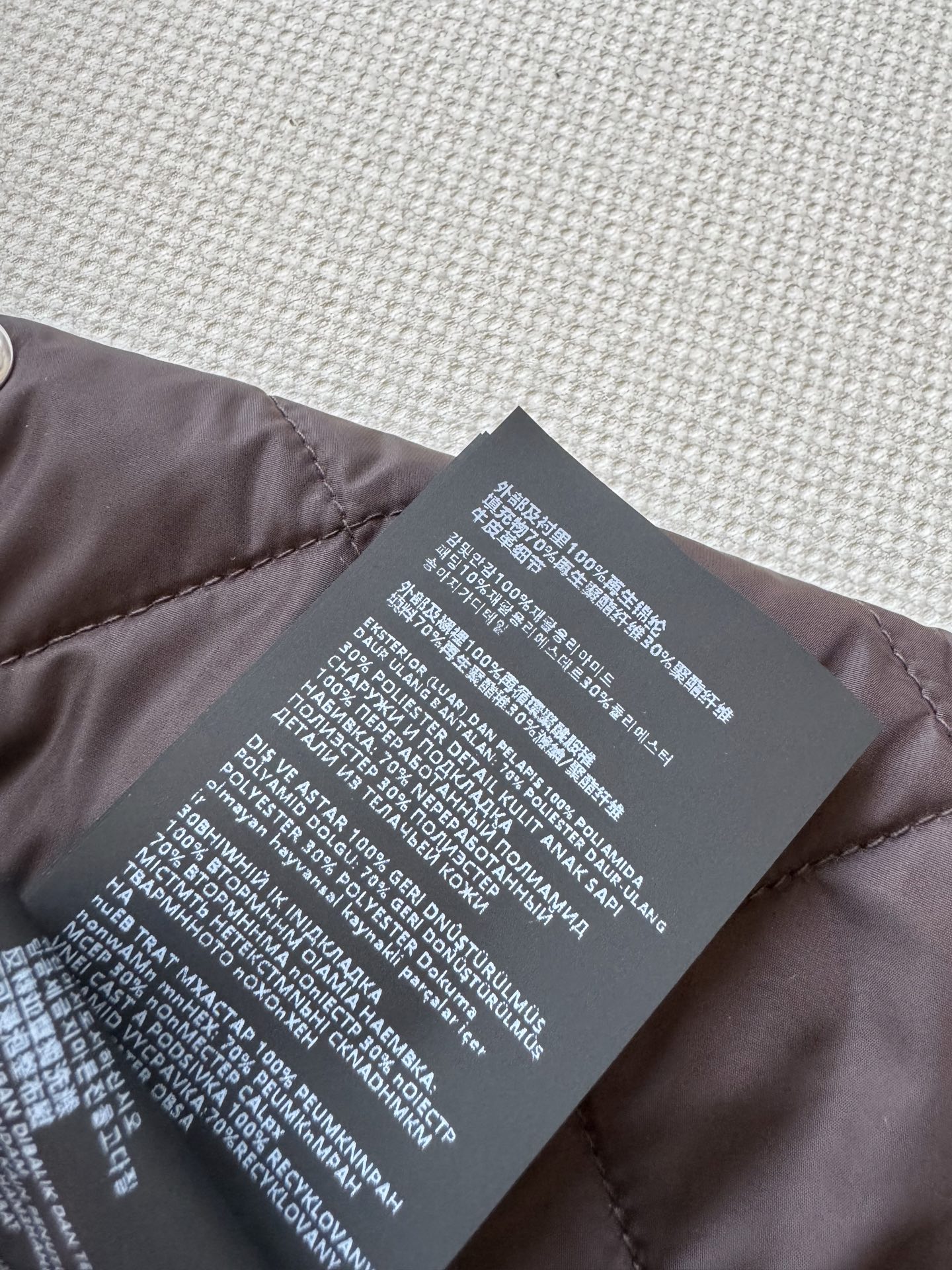 Prad*🆕新款，菱格棉服外套，经典的圆领菱格纹棉服，一眼浓郁的焦糖色 复古又吸睛👀领口和口袋处都做了巧