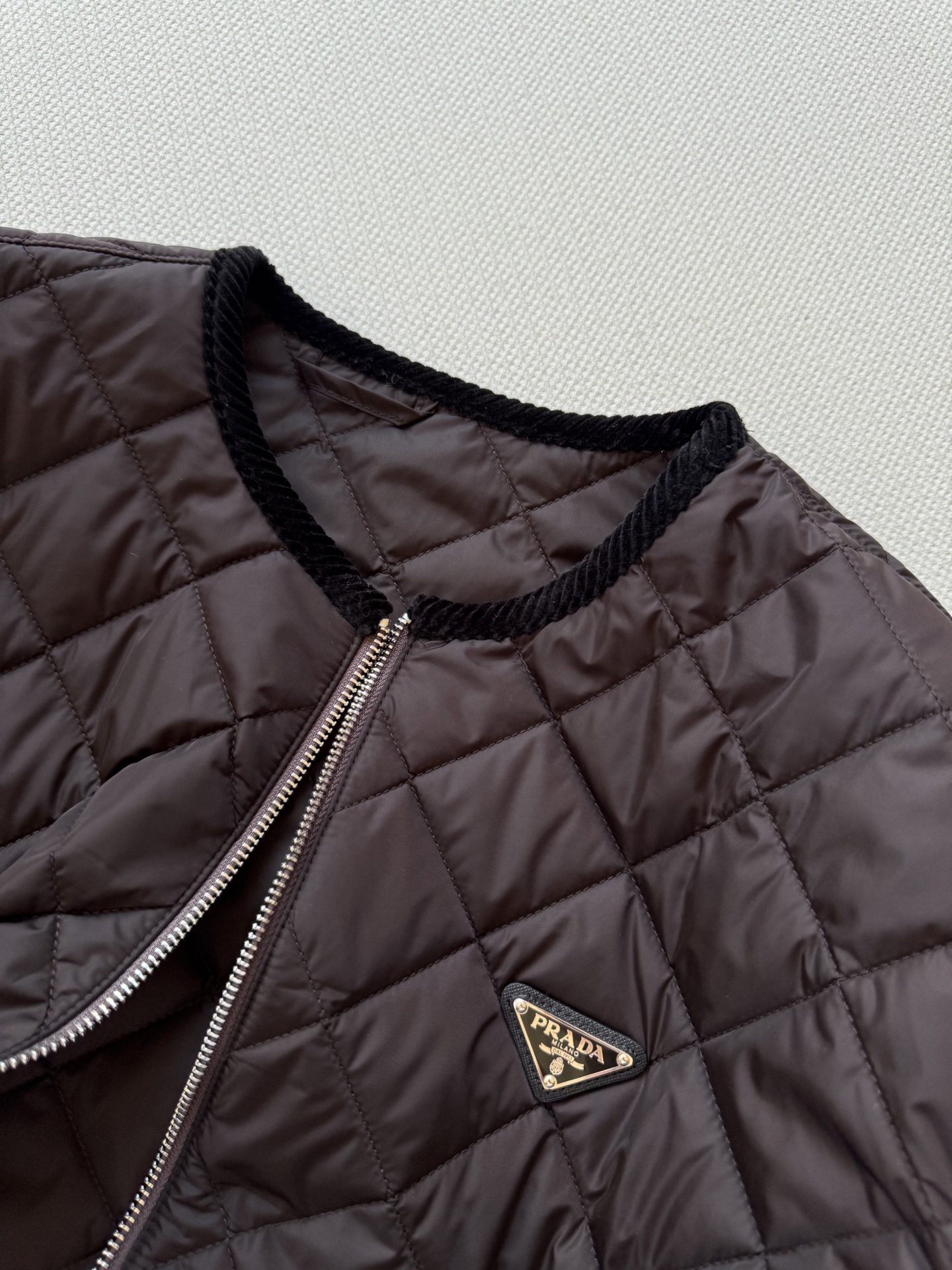 Prad*🆕新款，菱格棉服外套，经典的圆领菱格纹棉服，一眼浓郁的焦糖色 复古又吸睛👀领口和口袋处都做了巧