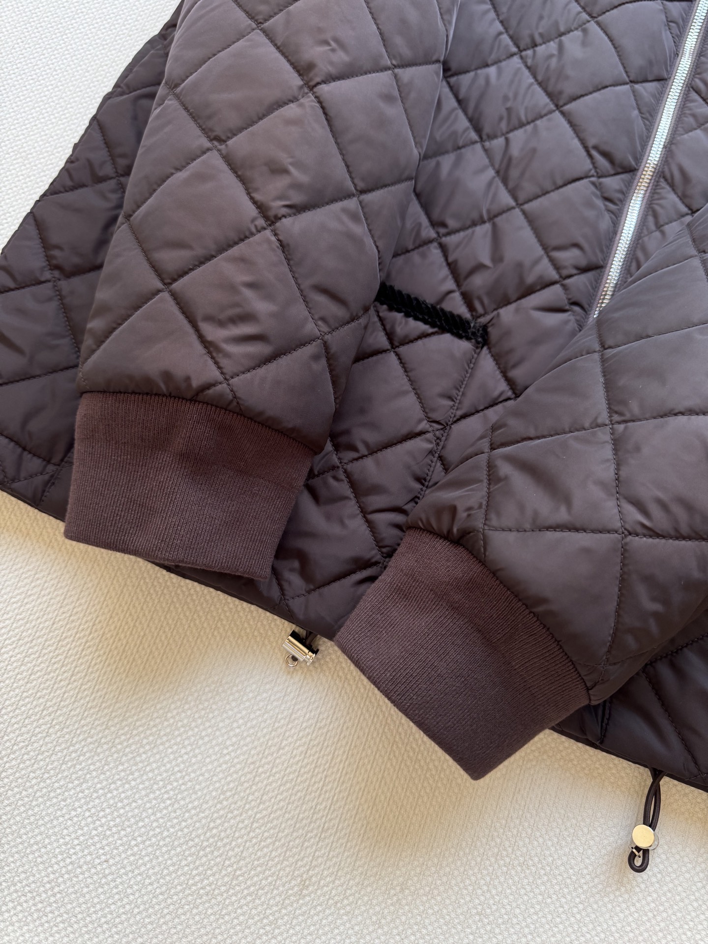 Prad*🆕新款，菱格棉服外套，经典的圆领菱格纹棉服，一眼浓郁的焦糖色 复古又吸睛👀领口和口袋处都做了巧