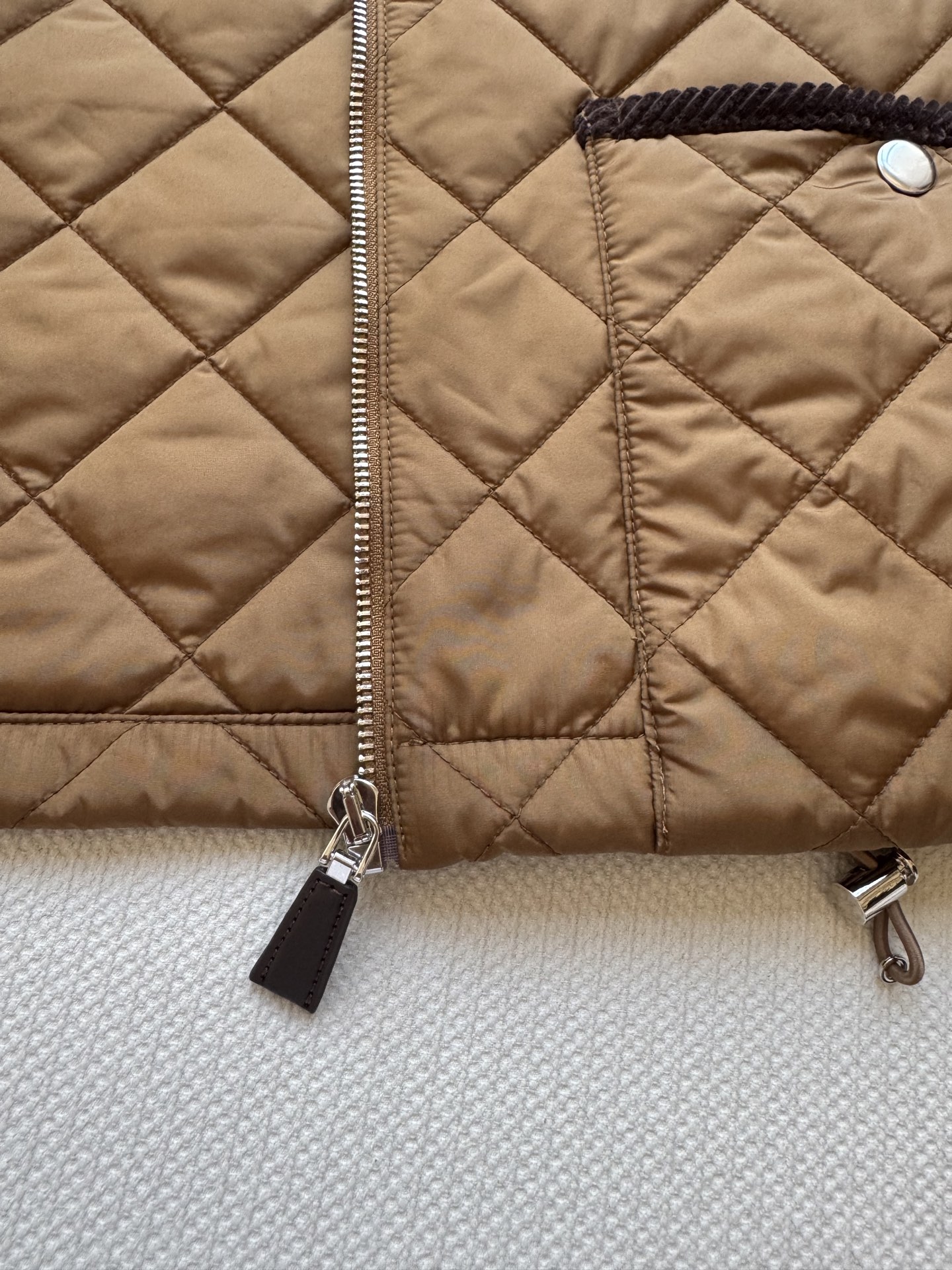 Prad*🆕新款，菱格棉服外套，经典的圆领菱格纹棉服，一眼浓郁的焦糖色 复古又吸睛👀领口和口袋处都做了巧