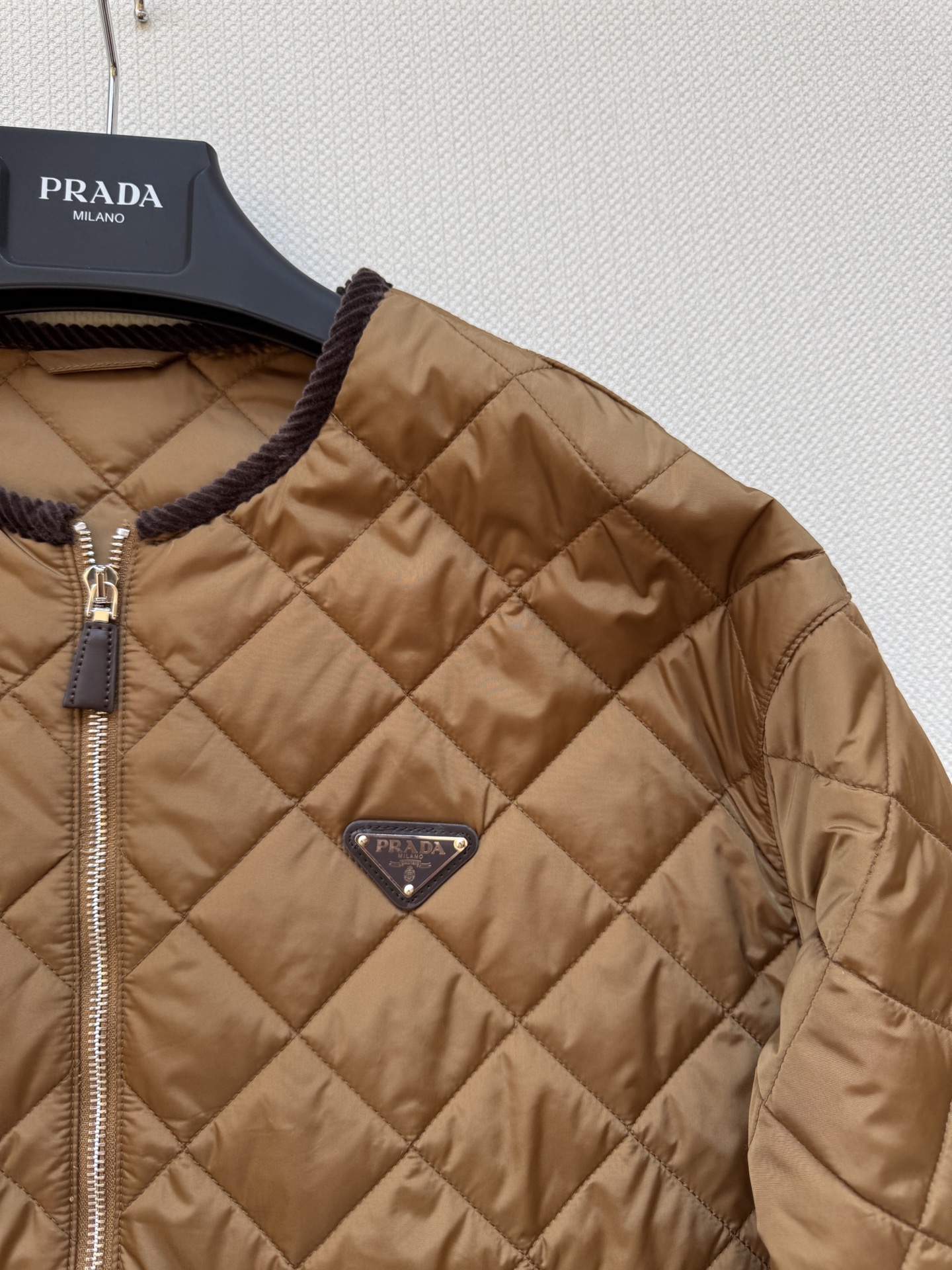 Prad*🆕新款，菱格棉服外套，经典的圆领菱格纹棉服，一眼浓郁的焦糖色 复古又吸睛👀领口和口袋处都做了巧