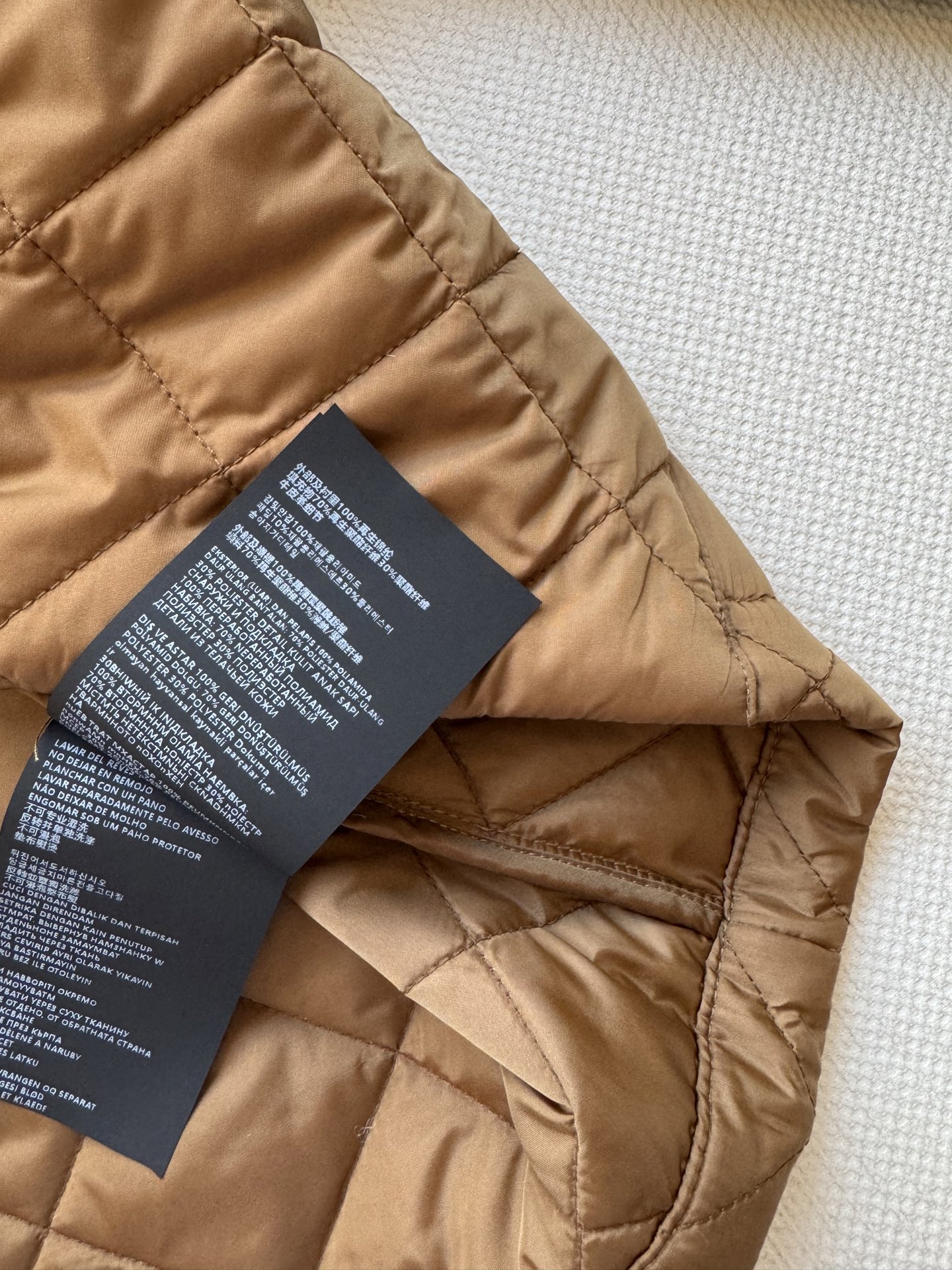 Prad*🆕新款，菱格棉服外套，经典的圆领菱格纹棉服，一眼浓郁的焦糖色 复古又吸睛👀领口和口袋处都做了巧