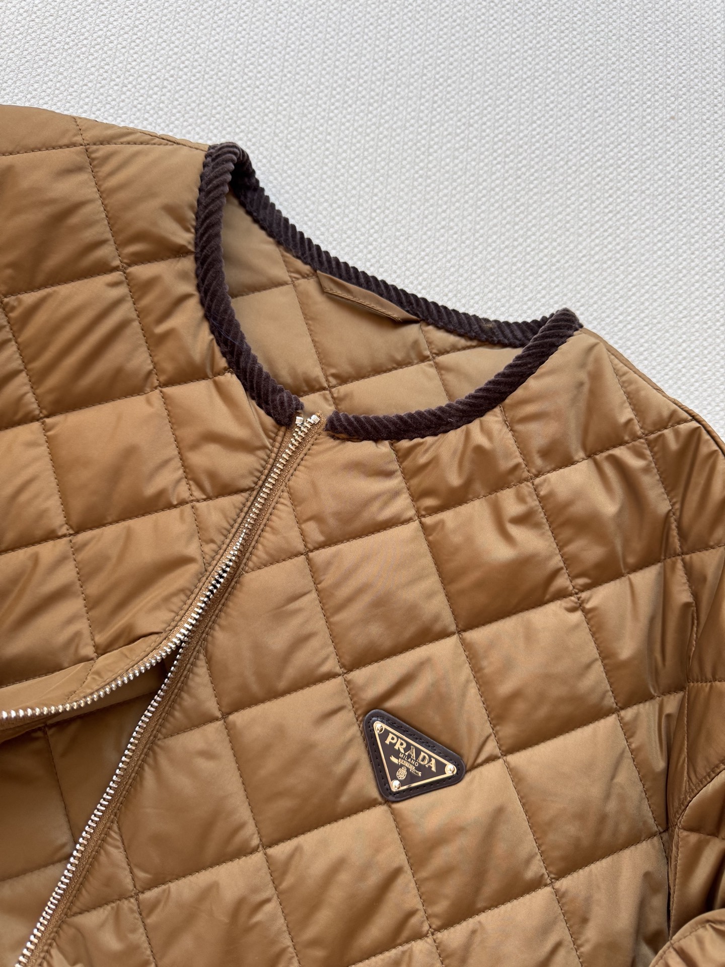 Prad*🆕新款，菱格棉服外套，经典的圆领菱格纹棉服，一眼浓郁的焦糖色 复古又吸睛👀领口和口袋处都做了巧