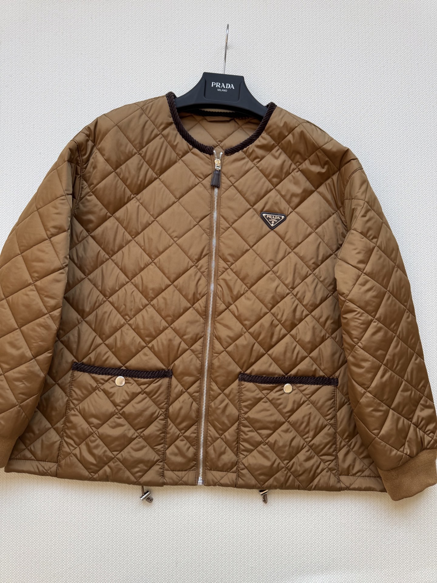 Prad*🆕新款，菱格棉服外套，经典的圆领菱格纹棉服，一眼浓郁的焦糖色 复古又吸睛👀领口和口袋处都做了巧