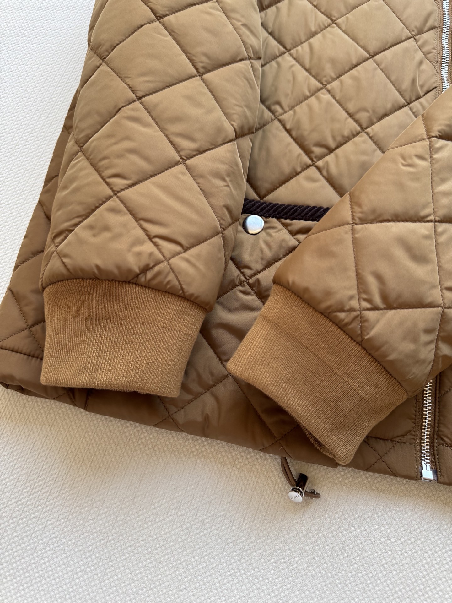 Prad*🆕新款，菱格棉服外套，经典的圆领菱格纹棉服，一眼浓郁的焦糖色 复古又吸睛👀领口和口袋处都做了巧