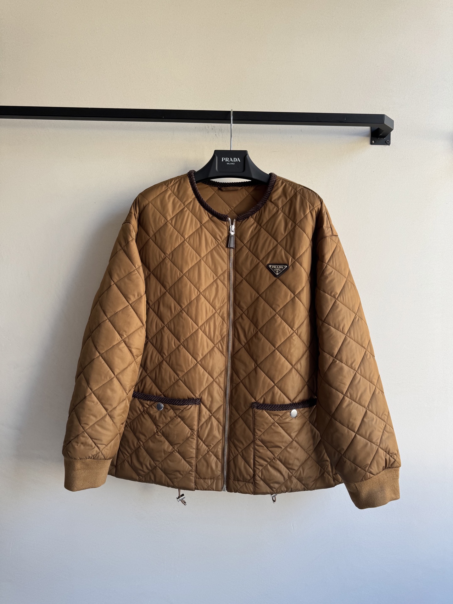 Prad*🆕新款，菱格棉服外套，经典的圆领菱格纹棉服，一眼浓郁的焦糖色 复古又吸睛👀领口和口袋处都做了巧