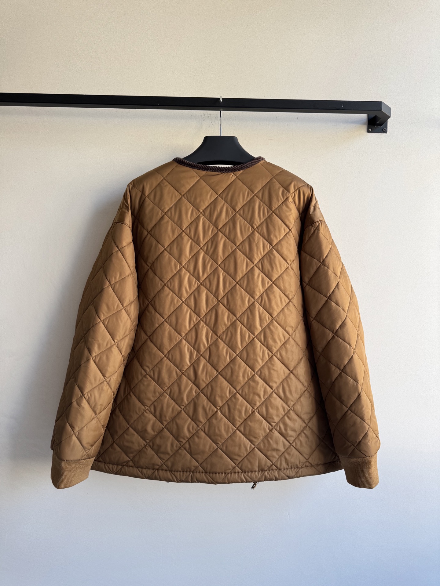 Prad*🆕新款，菱格棉服外套，经典的圆领菱格纹棉服，一眼浓郁的焦糖色 复古又吸睛👀领口和口袋处都做了巧