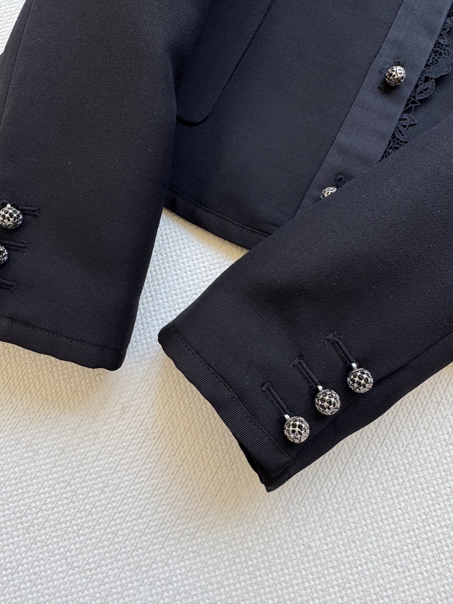 Dio*🆕新款，高品质外套出货啦❗️丝毛面料❗️低调奢华～蕾丝刺绣花边～扣子更是特别精致，绣球钻点缀2⃣