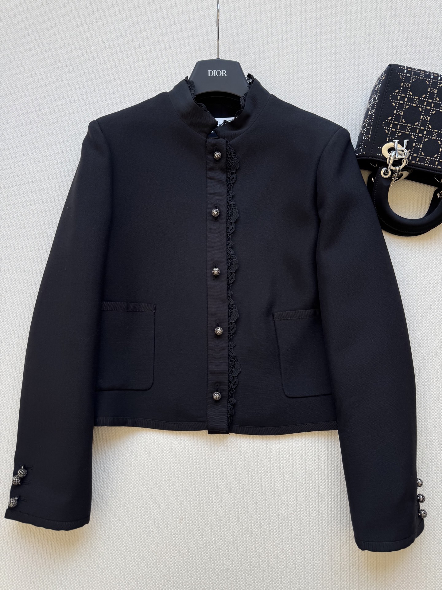 Dio*🆕新款，高品质外套出货啦❗️丝毛面料❗️低调奢华～蕾丝刺绣花边～扣子更是特别精致，绣球钻点缀2⃣