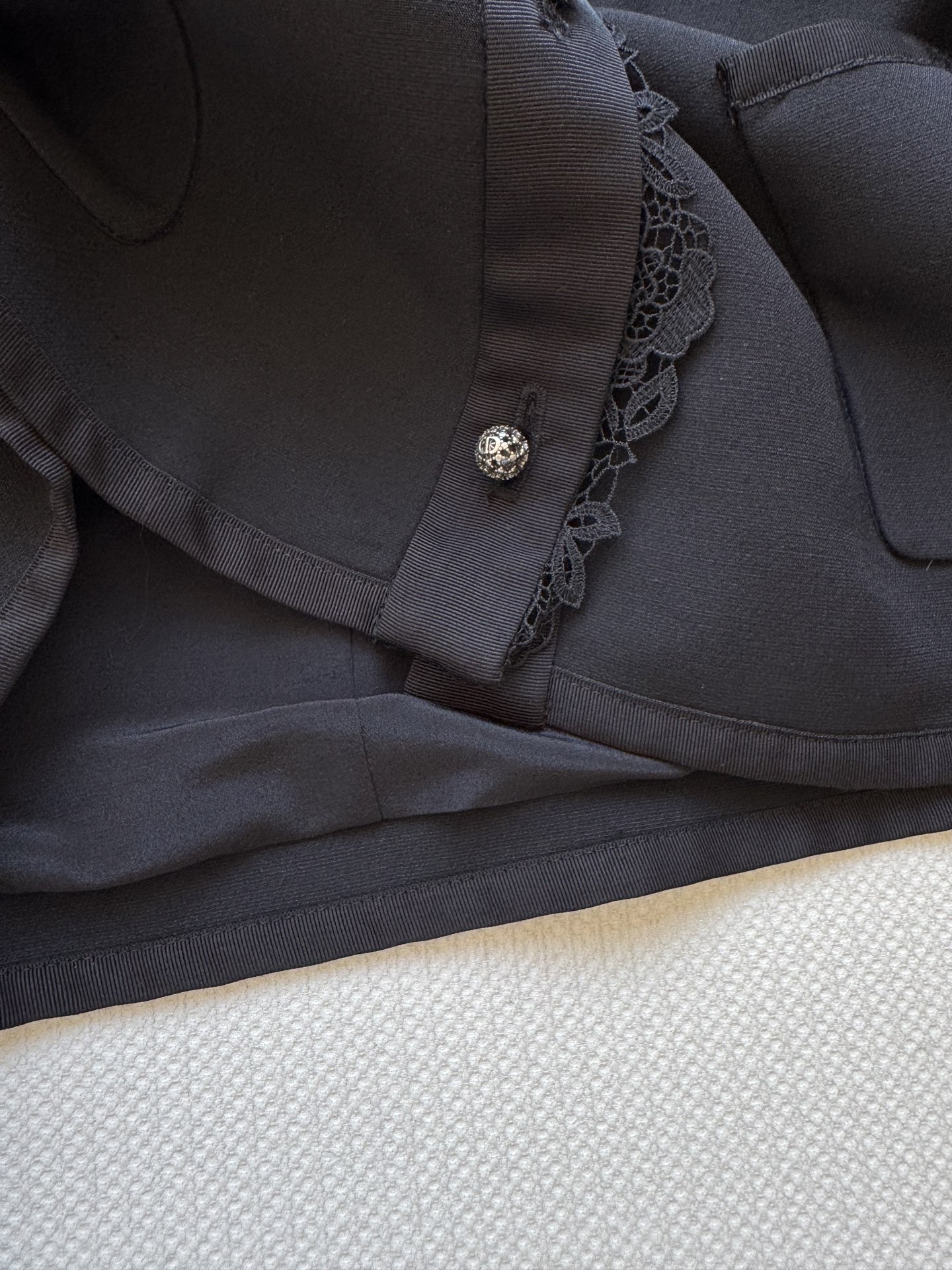 Dio*🆕新款，高品质外套出货啦❗️丝毛面料❗️低调奢华～蕾丝刺绣花边～扣子更是特别精致，绣球钻点缀2⃣