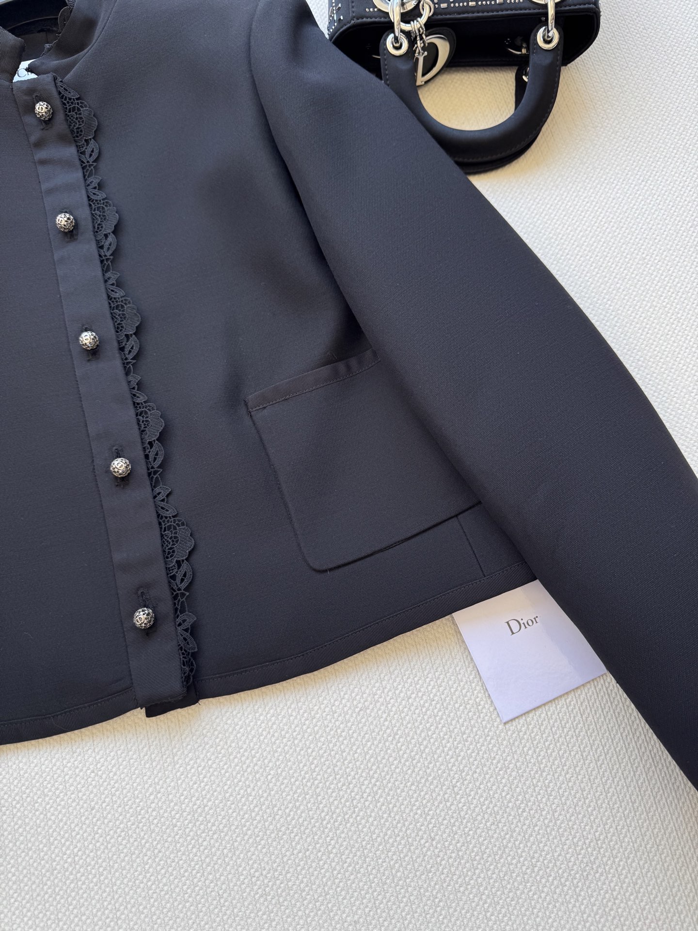 Dio*🆕新款，高品质外套出货啦❗️丝毛面料❗️低调奢华～蕾丝刺绣花边～扣子更是特别精致，绣球钻点缀2⃣