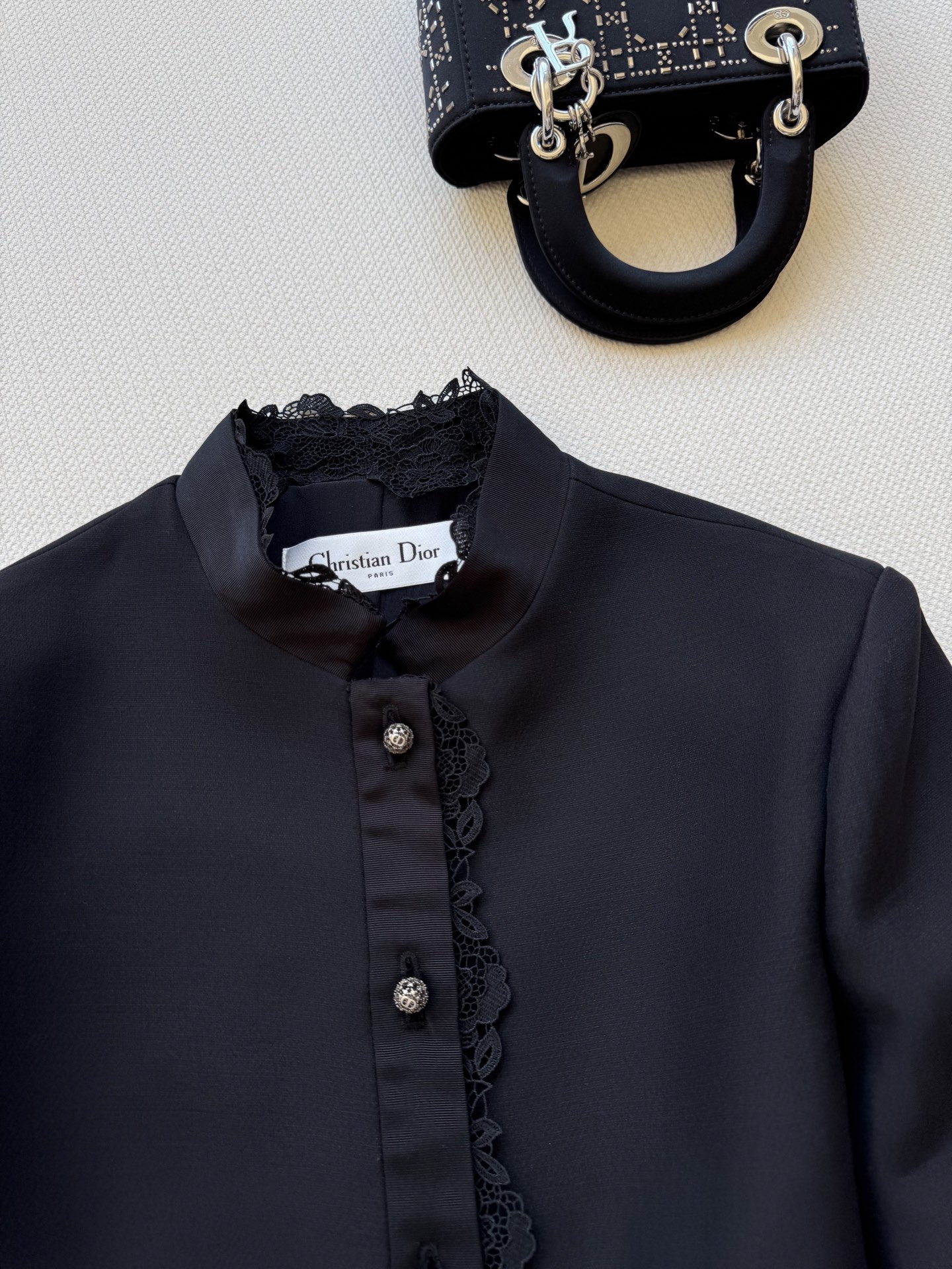 Dio*🆕新款，高品质外套出货啦❗️丝毛面料❗️低调奢华～蕾丝刺绣花边～扣子更是特别精致，绣球钻点缀2⃣