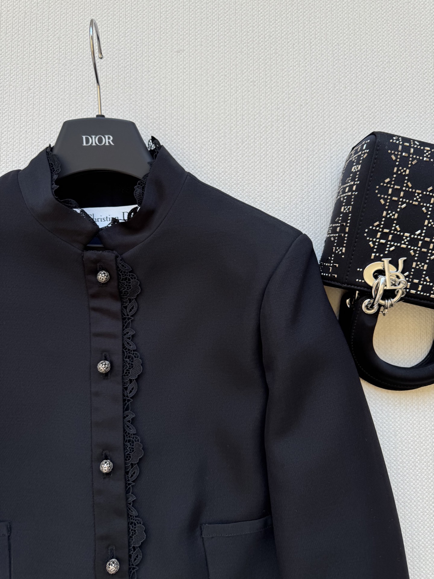 Dio*🆕新款，高品质外套出货啦❗️丝毛面料❗️低调奢华～蕾丝刺绣花边～扣子更是特别精致，绣球钻点缀2⃣