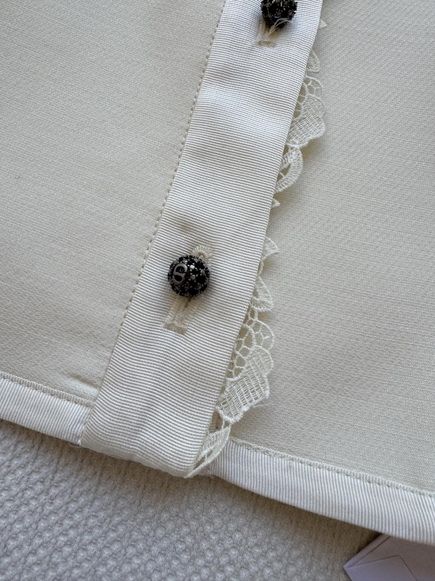 Dio*🆕新款，高品质外套出货啦❗️丝毛面料❗️低调奢华～蕾丝刺绣花边～扣子更是特别精致，绣球钻点缀2⃣