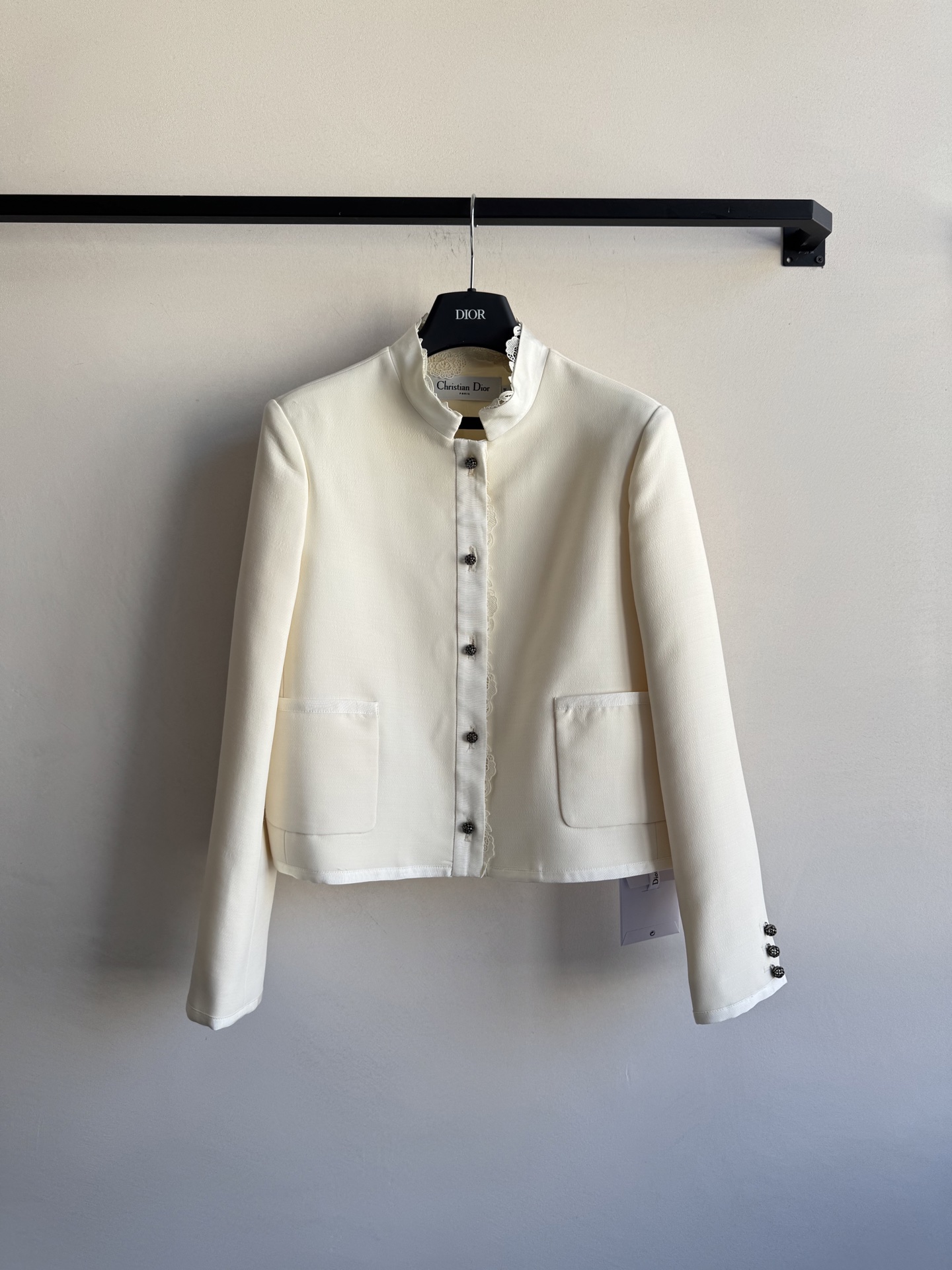 Dio*🆕新款，高品质外套出货啦❗️丝毛面料❗️低调奢华～蕾丝刺绣花边～扣子更是特别精致，绣球钻点缀2⃣