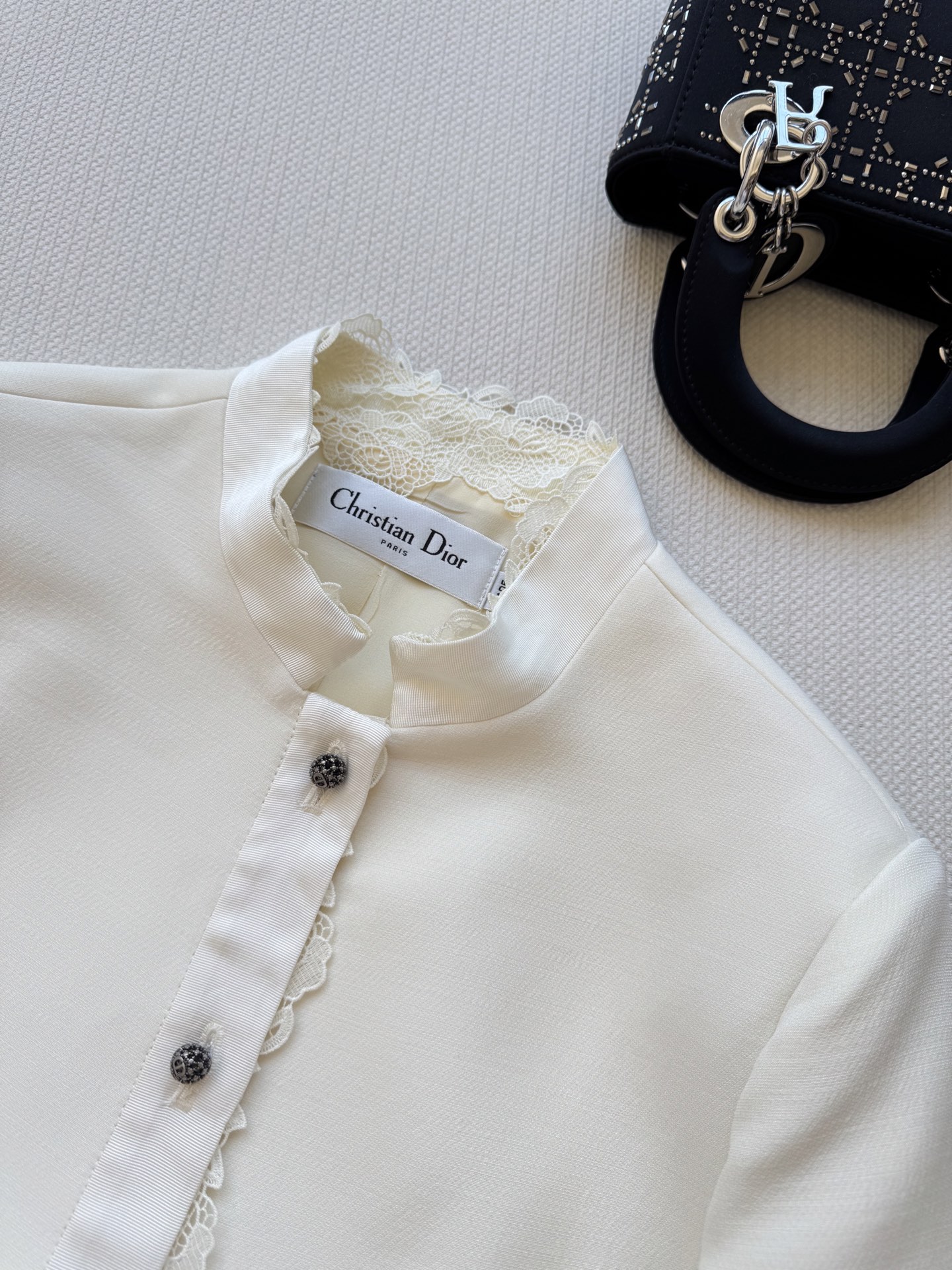 Dio*🆕新款，高品质外套出货啦❗️丝毛面料❗️低调奢华～蕾丝刺绣花边～扣子更是特别精致，绣球钻点缀2⃣