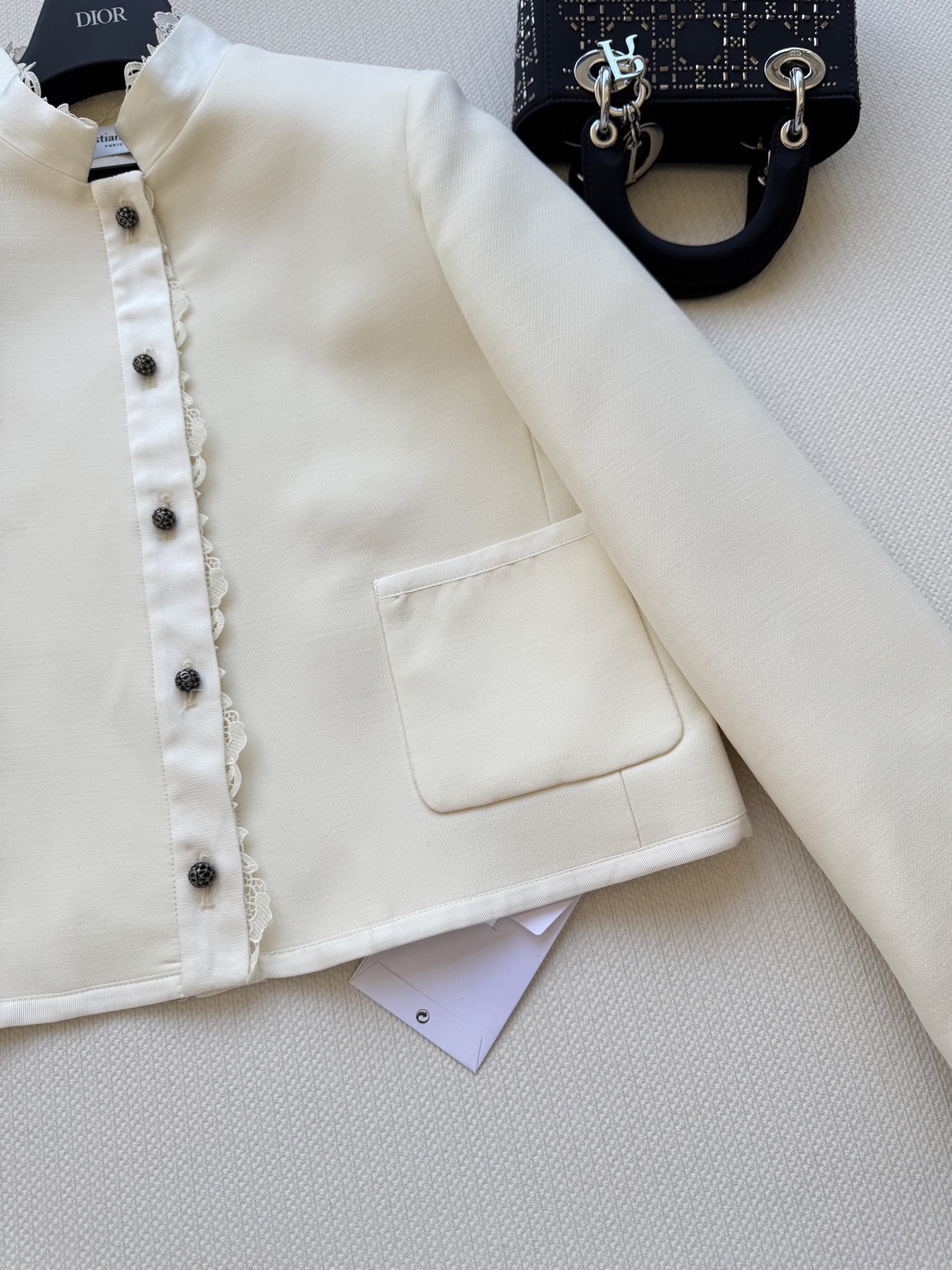 Dio*🆕新款，高品质外套出货啦❗️丝毛面料❗️低调奢华～蕾丝刺绣花边～扣子更是特别精致，绣球钻点缀2⃣