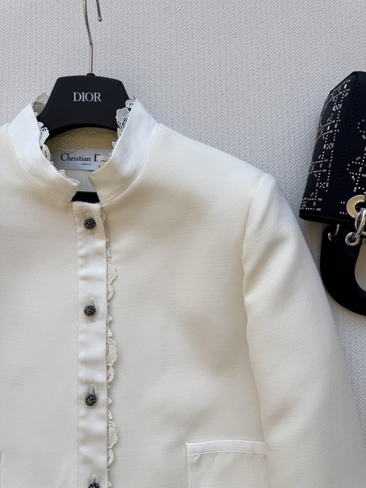 Dio*🆕新款，高品质外套出货啦❗️丝毛面料❗️低调奢华～蕾丝刺绣花边～扣子更是特别精致，绣球钻点缀2⃣