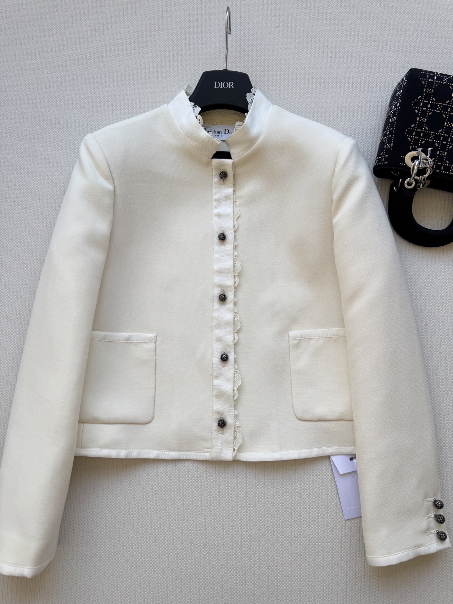 Dio*🆕新款，高品质外套出货啦❗️丝毛面料❗️低调奢华～蕾丝刺绣花边～扣子更是特别精致，绣球钻点缀2⃣