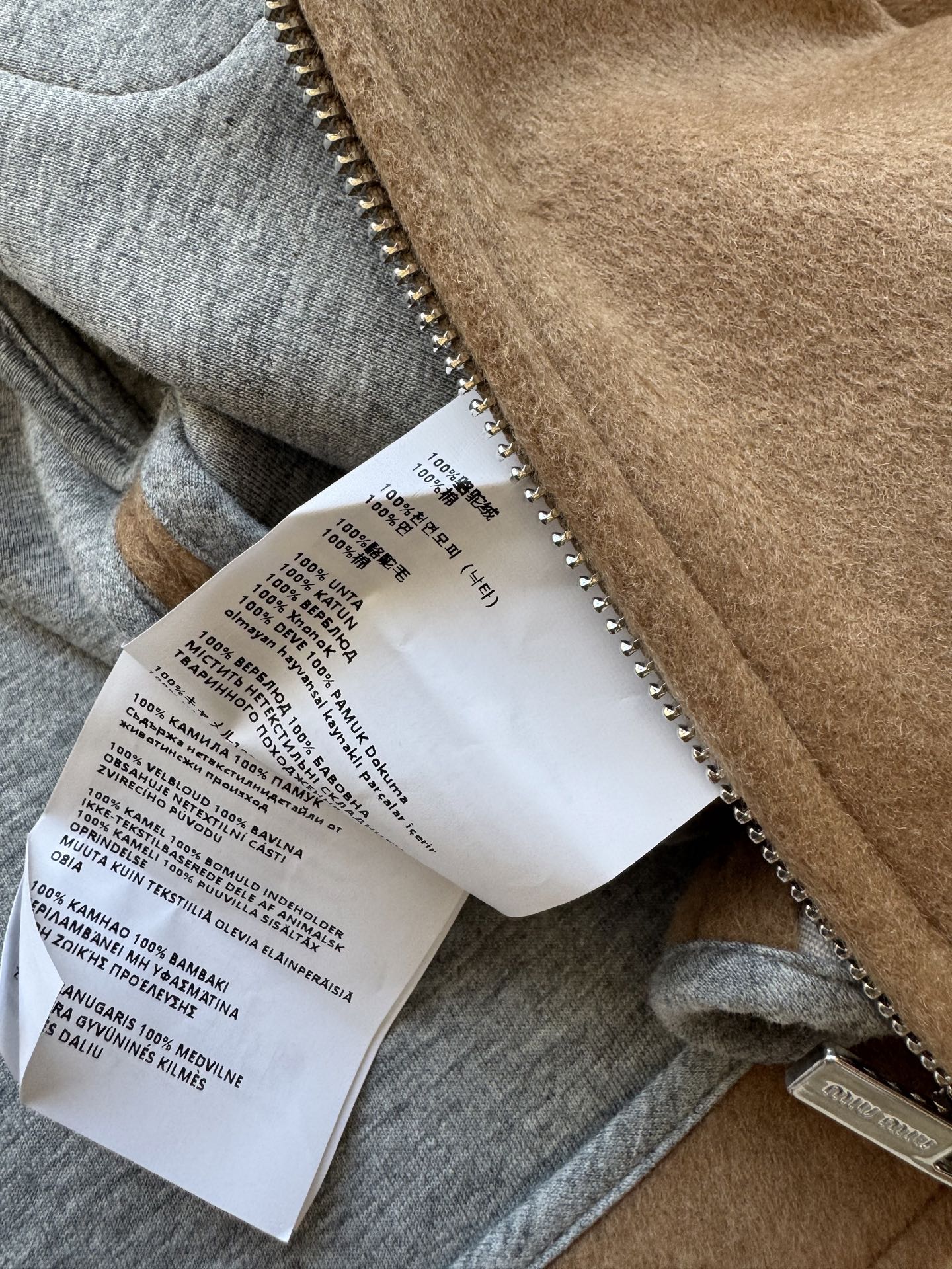 Miumi* 🆕25Fw早秋新款 贴布绣翻领拉链短款夹克外套丨原版开发！高版出品！骆驼绒材质 经典驼色自