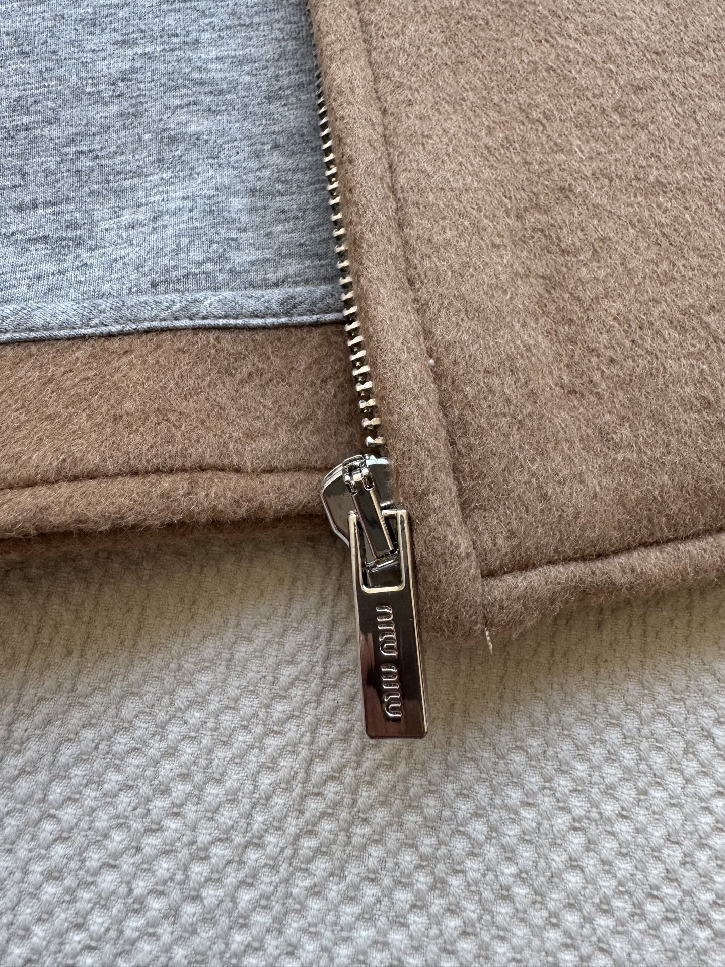 Miumi* 🆕25Fw早秋新款 贴布绣翻领拉链短款夹克外套丨原版开发！高版出品！骆驼绒材质 经典驼色自