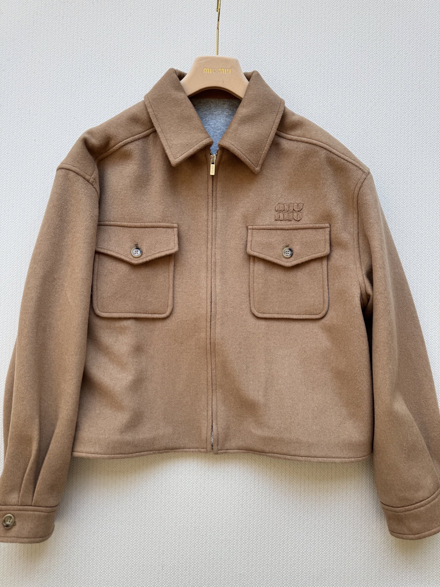 Miumi* 🆕25Fw早秋新款 贴布绣翻领拉链短款夹克外套丨原版开发！高版出品！骆驼绒材质 经典驼色自