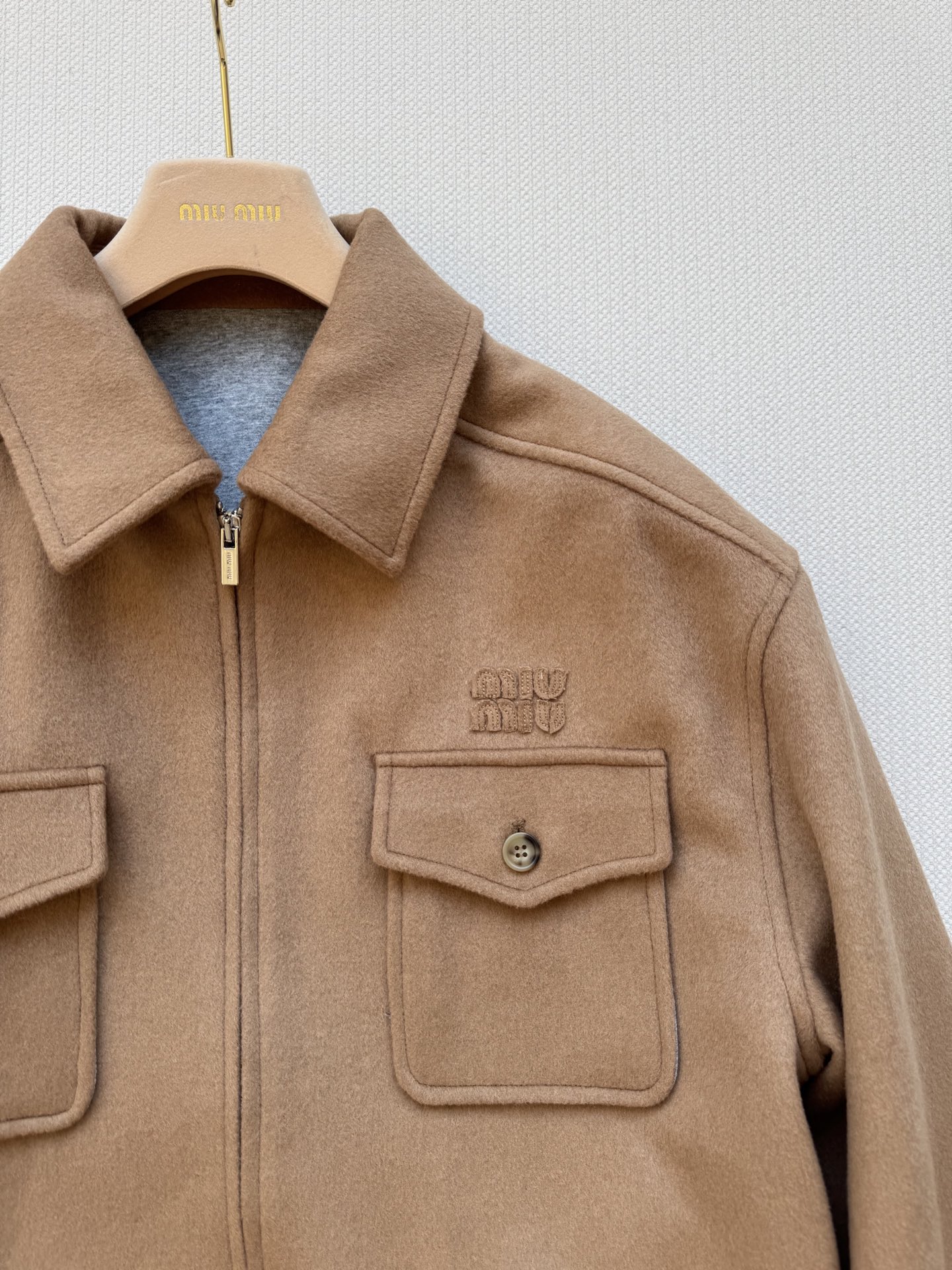 Miumi* 🆕25Fw早秋新款 贴布绣翻领拉链短款夹克外套丨原版开发！高版出品！骆驼绒材质 经典驼色自
