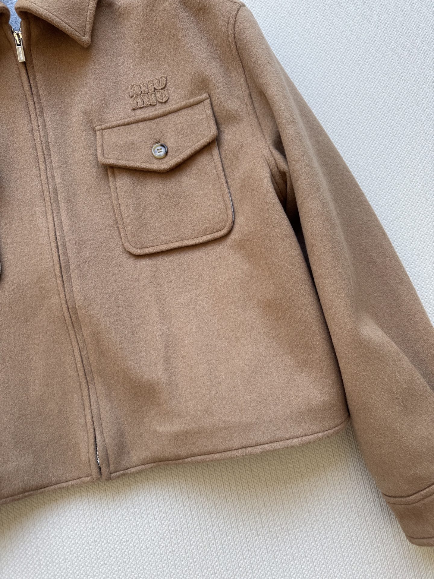 Miumi* 🆕25Fw早秋新款 贴布绣翻领拉链短款夹克外套丨原版开发！高版出品！骆驼绒材质 经典驼色自