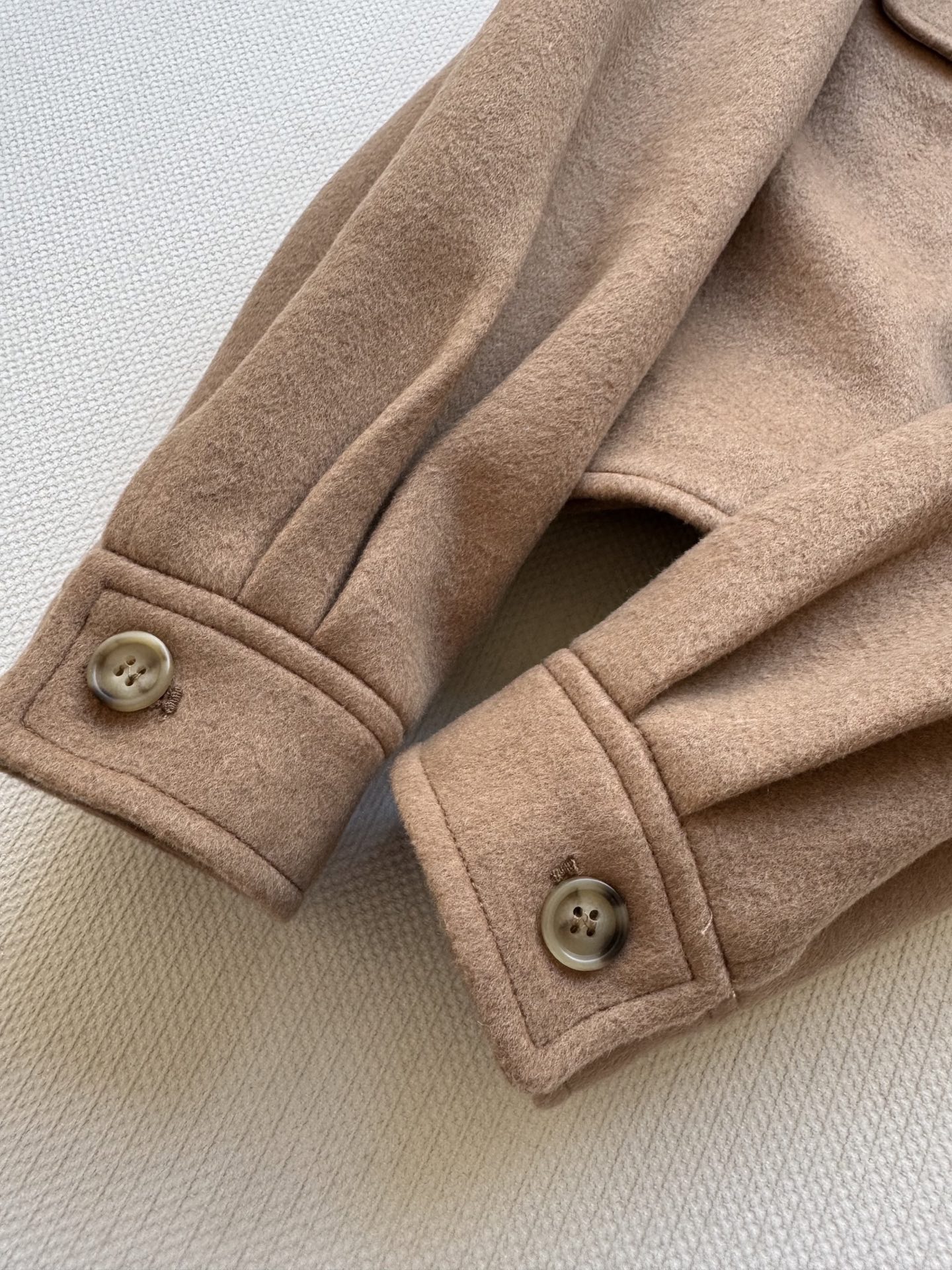 Miumi* 🆕25Fw早秋新款 贴布绣翻领拉链短款夹克外套丨原版开发！高版出品！骆驼绒材质 经典驼色自