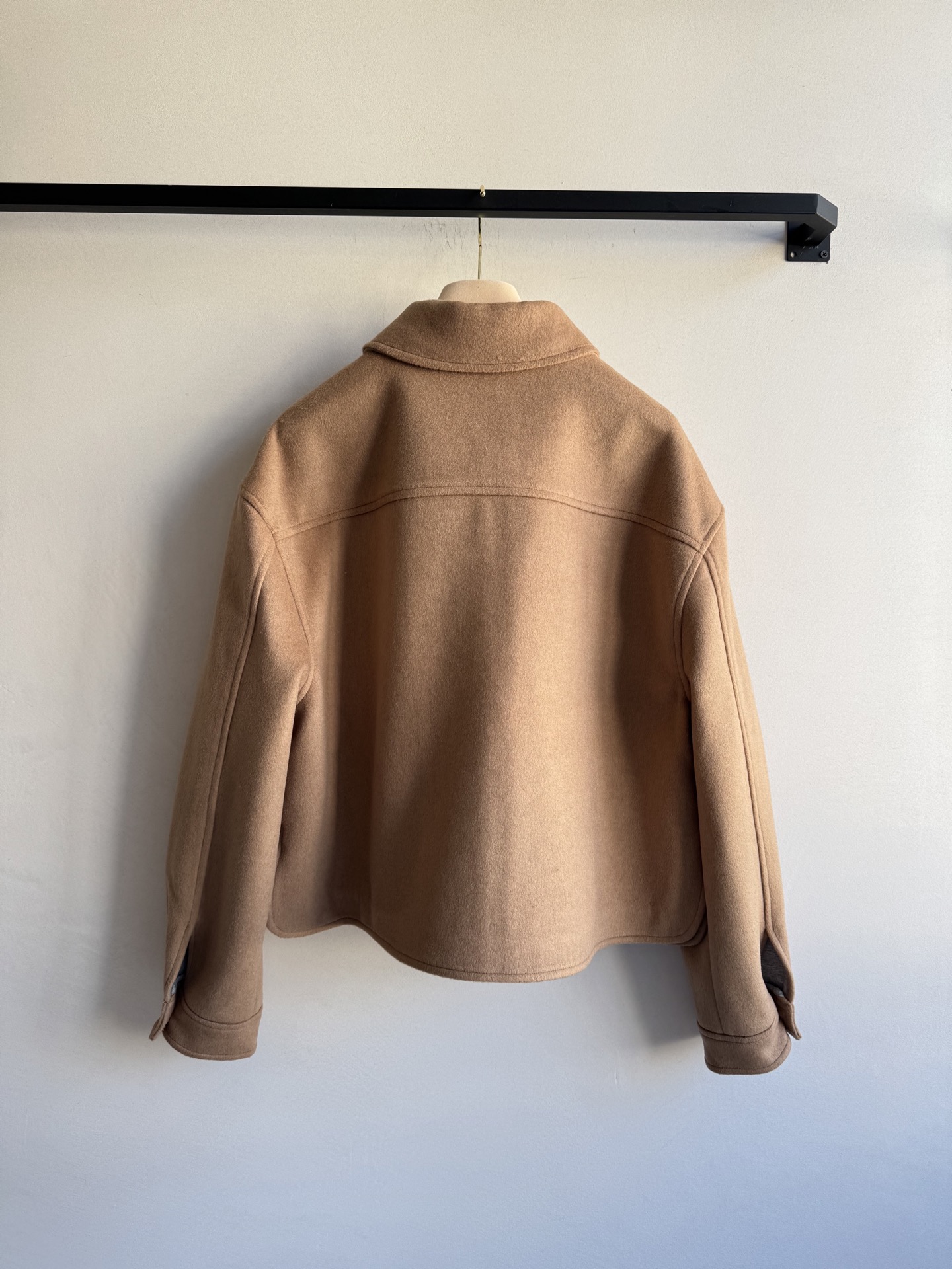 Miumi* 🆕25Fw早秋新款 贴布绣翻领拉链短款夹克外套丨原版开发！高版出品！骆驼绒材质 经典驼色自