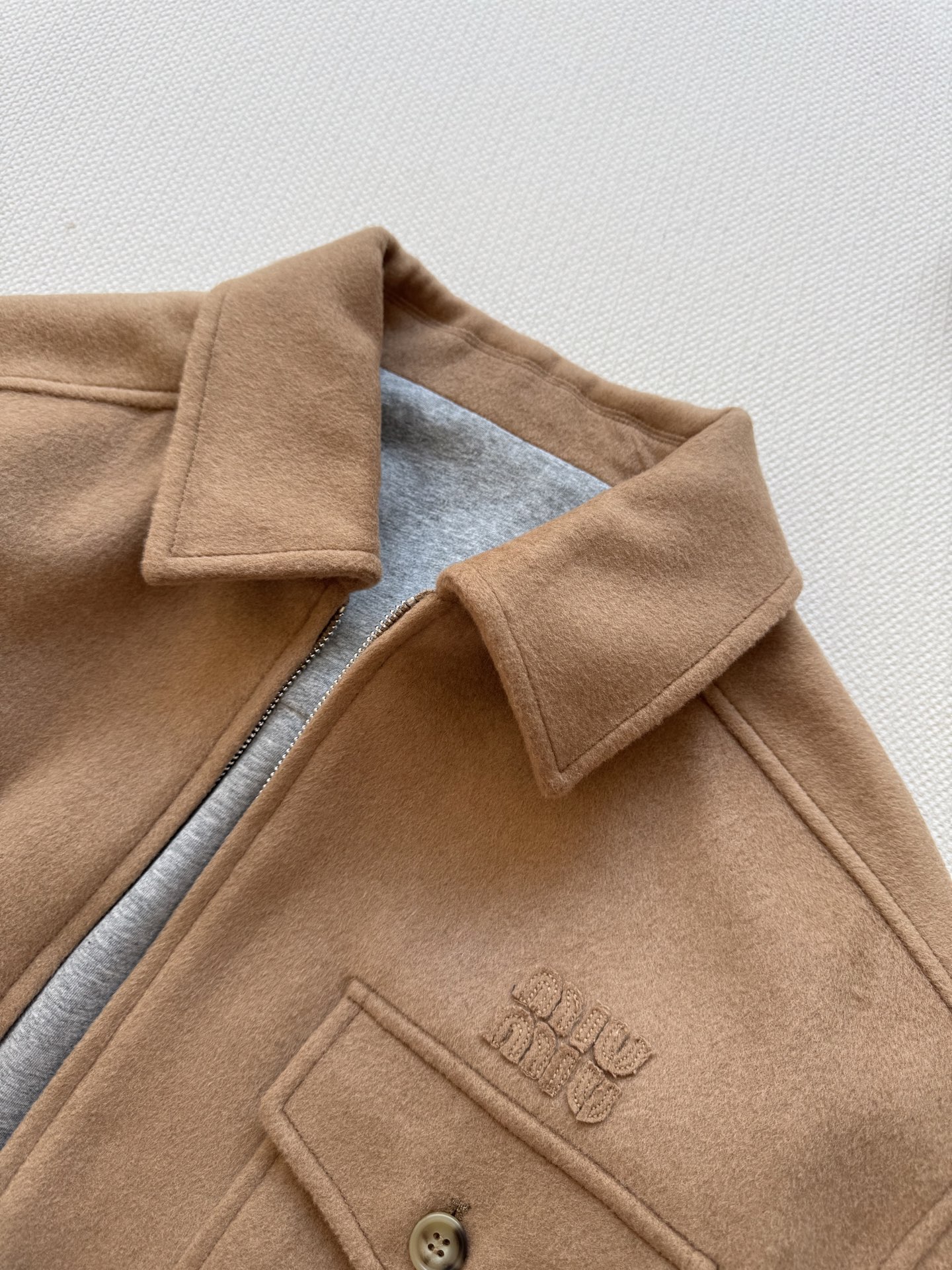 Miumi* 🆕25Fw早秋新款 贴布绣翻领拉链短款夹克外套丨原版开发！高版出品！骆驼绒材质 经典驼色自