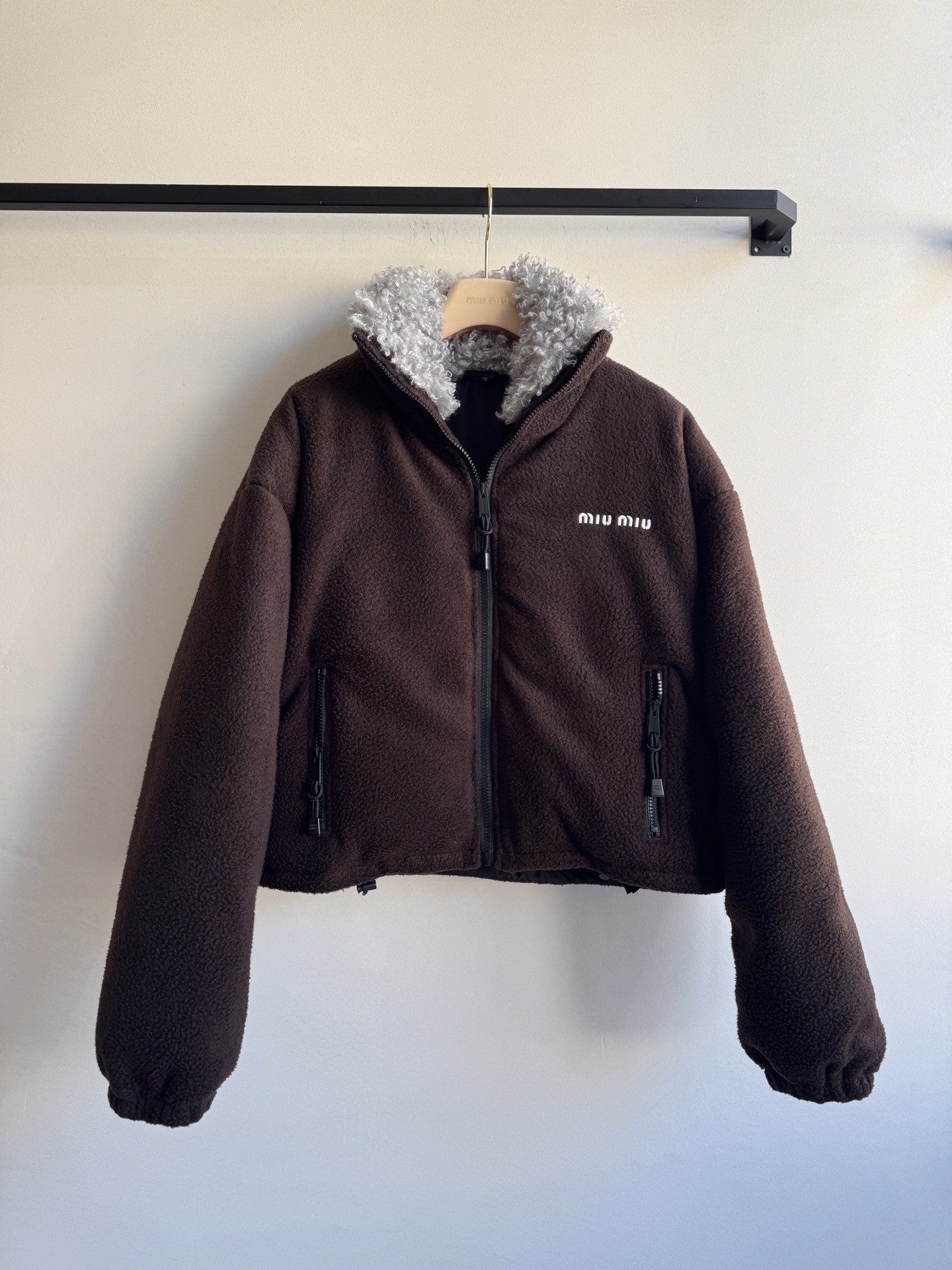 Miumi*🆕25秋冬系列新款 经典羊羔毛夹克外套🤎立领拉链设计保暖又时尚 胸口辨识度贴标点缀设计 宽松