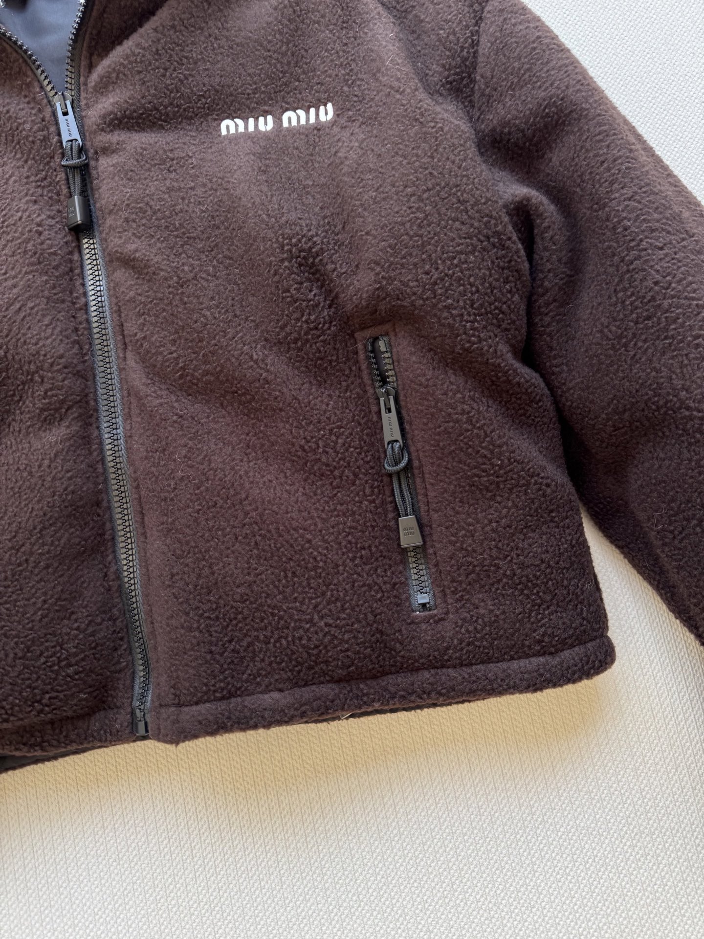 Miumi*🆕25秋冬系列新款 经典羊羔毛夹克外套🤎立领拉链设计保暖又时尚 胸口辨识度贴标点缀设计 宽松