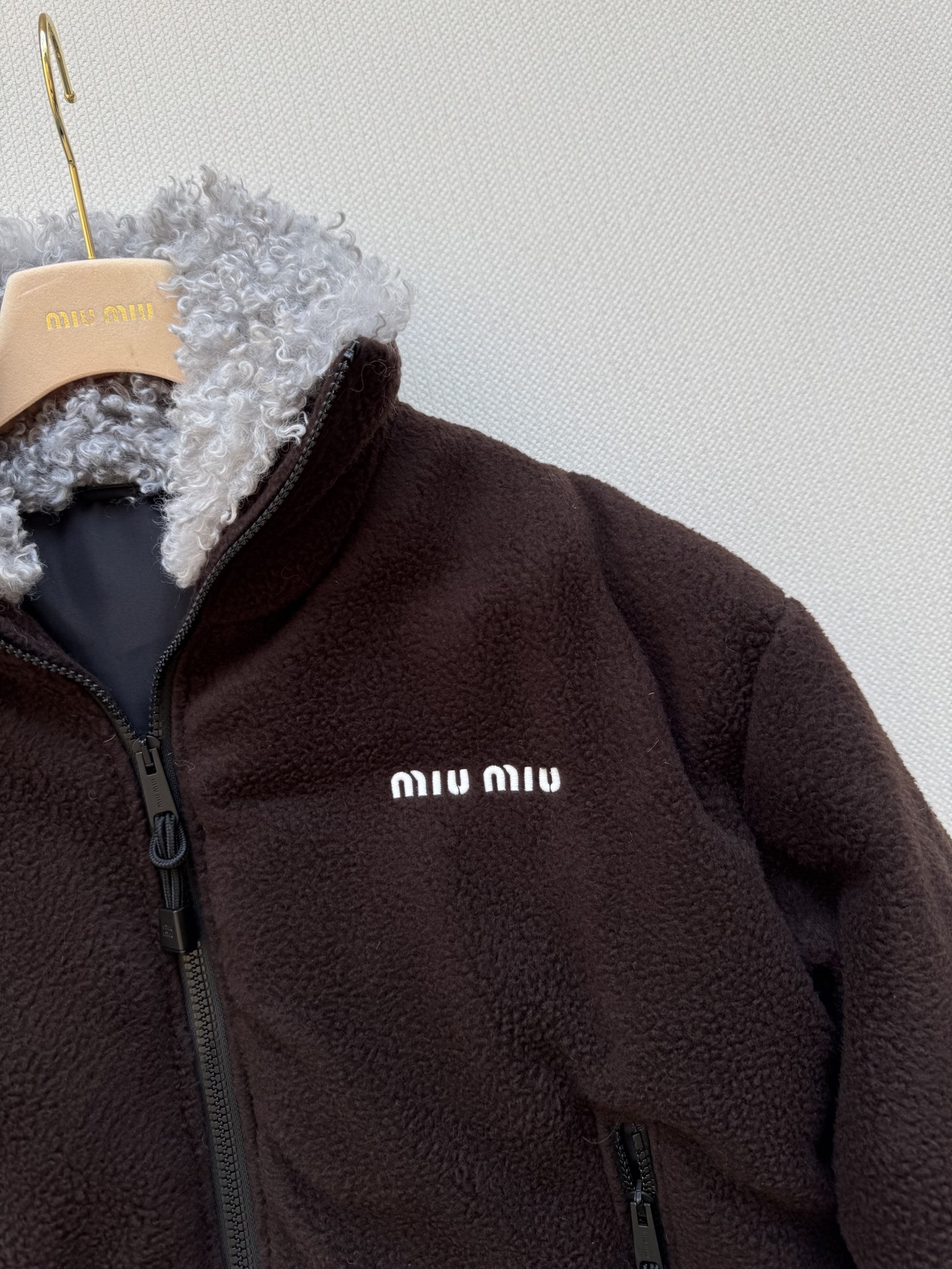 Miumi*🆕25秋冬系列新款 经典羊羔毛夹克外套🤎立领拉链设计保暖又时尚 胸口辨识度贴标点缀设计 宽松