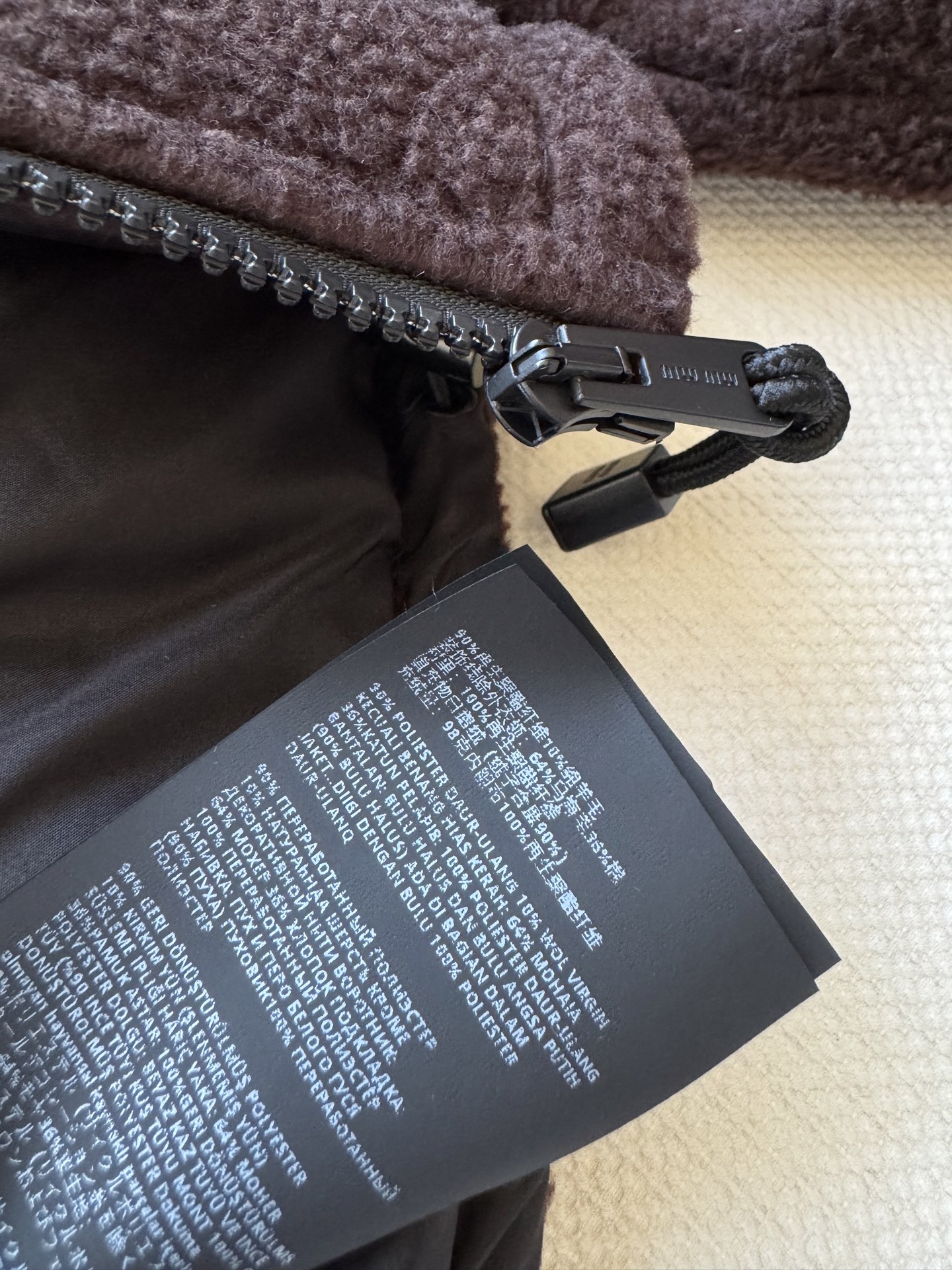 Miumi*🆕25秋冬系列新款 经典羊羔毛夹克外套🤎立领拉链设计保暖又时尚 胸口辨识度贴标点缀设计 宽松